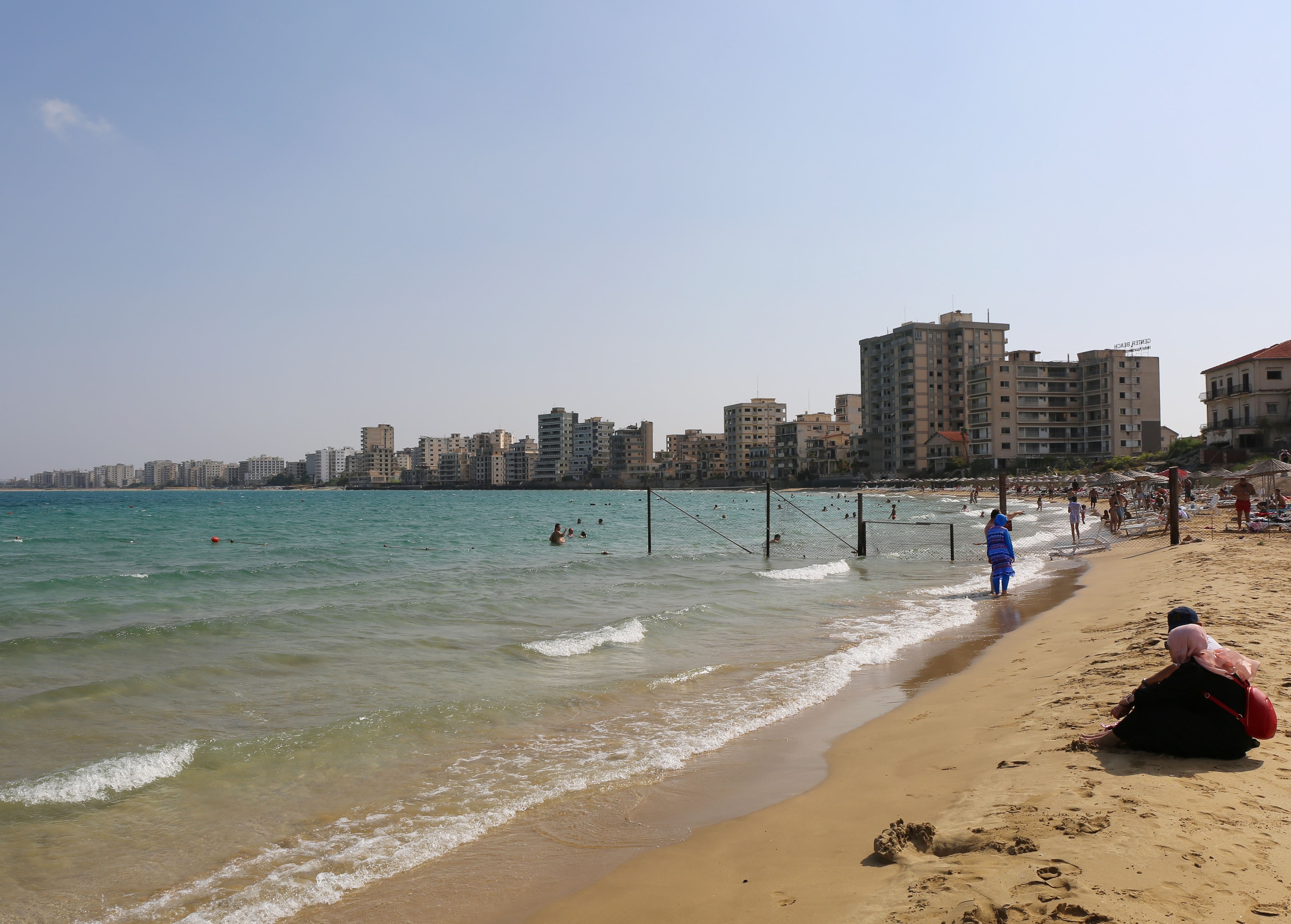 Zwischen Stacheldraht, Militär und Ruinen: Baden am Strand von Varosha.