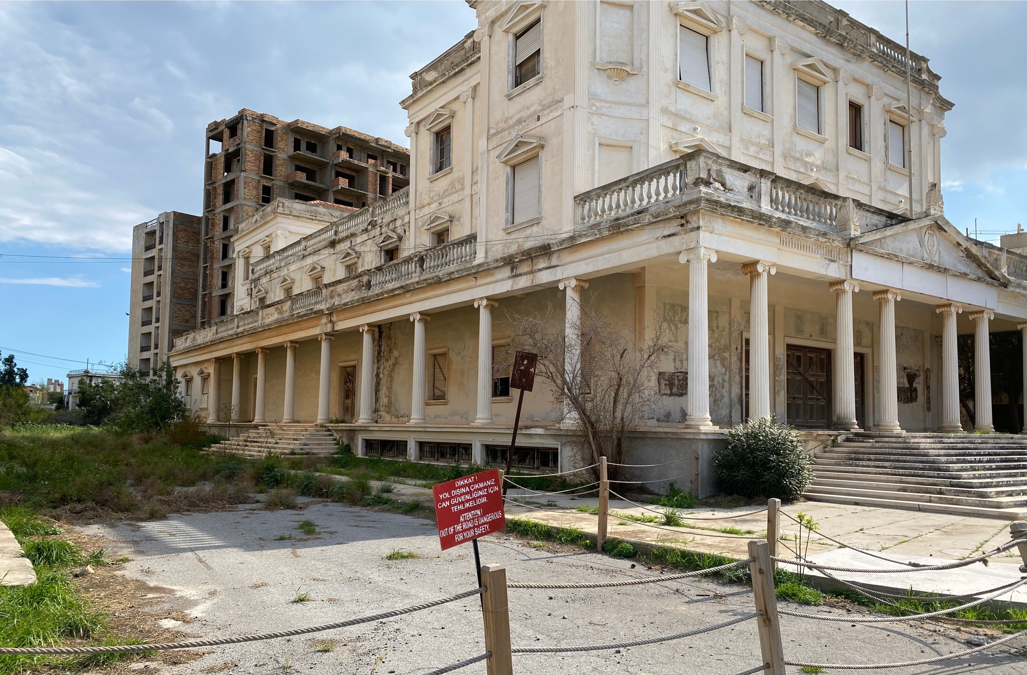 Lykeio Ellinidon, das berühmte Theater in Varosha, verfällt hinter hölzernen Barrikaden.