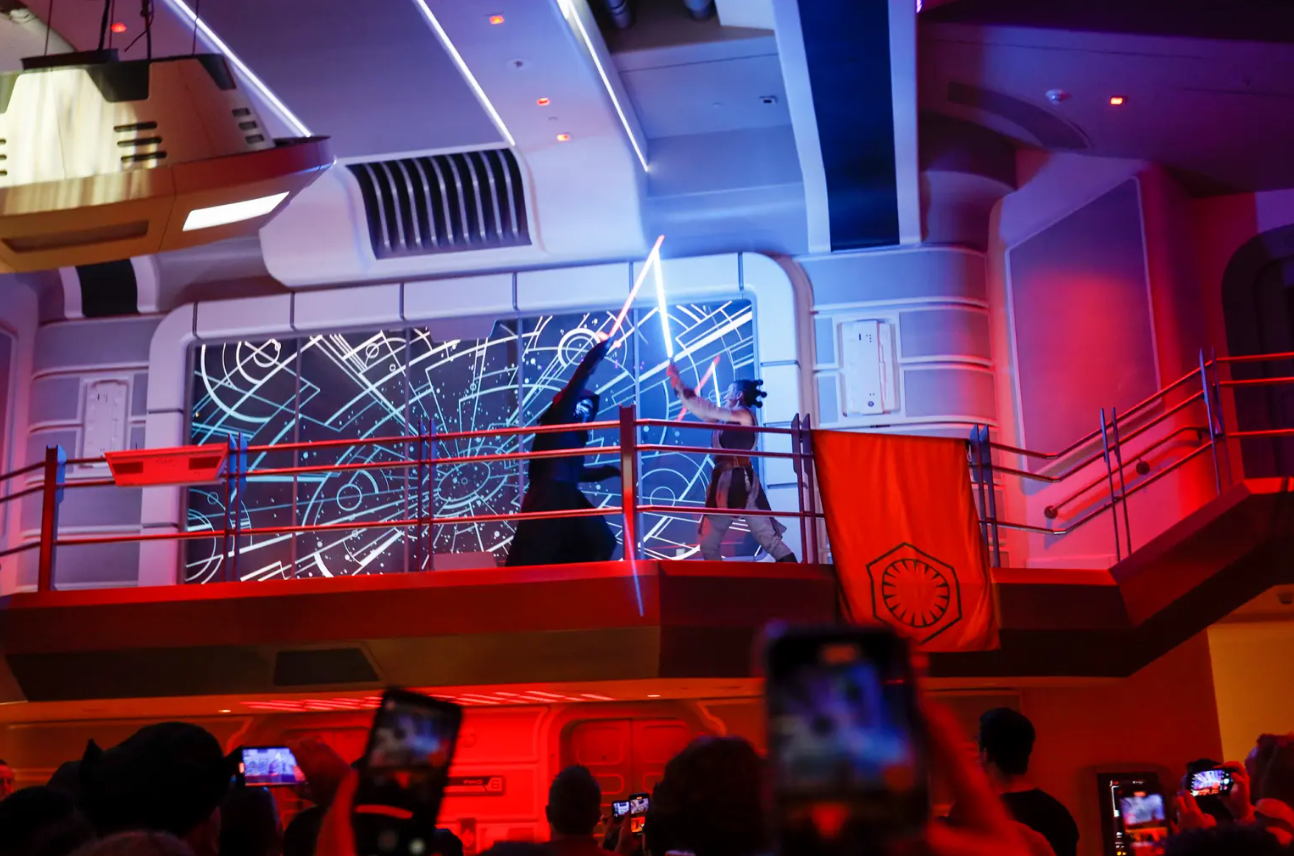 Die Shows im Star Wars Hotel waren beeindruckend (Bild: Allen J. Schaben / nypost.com).