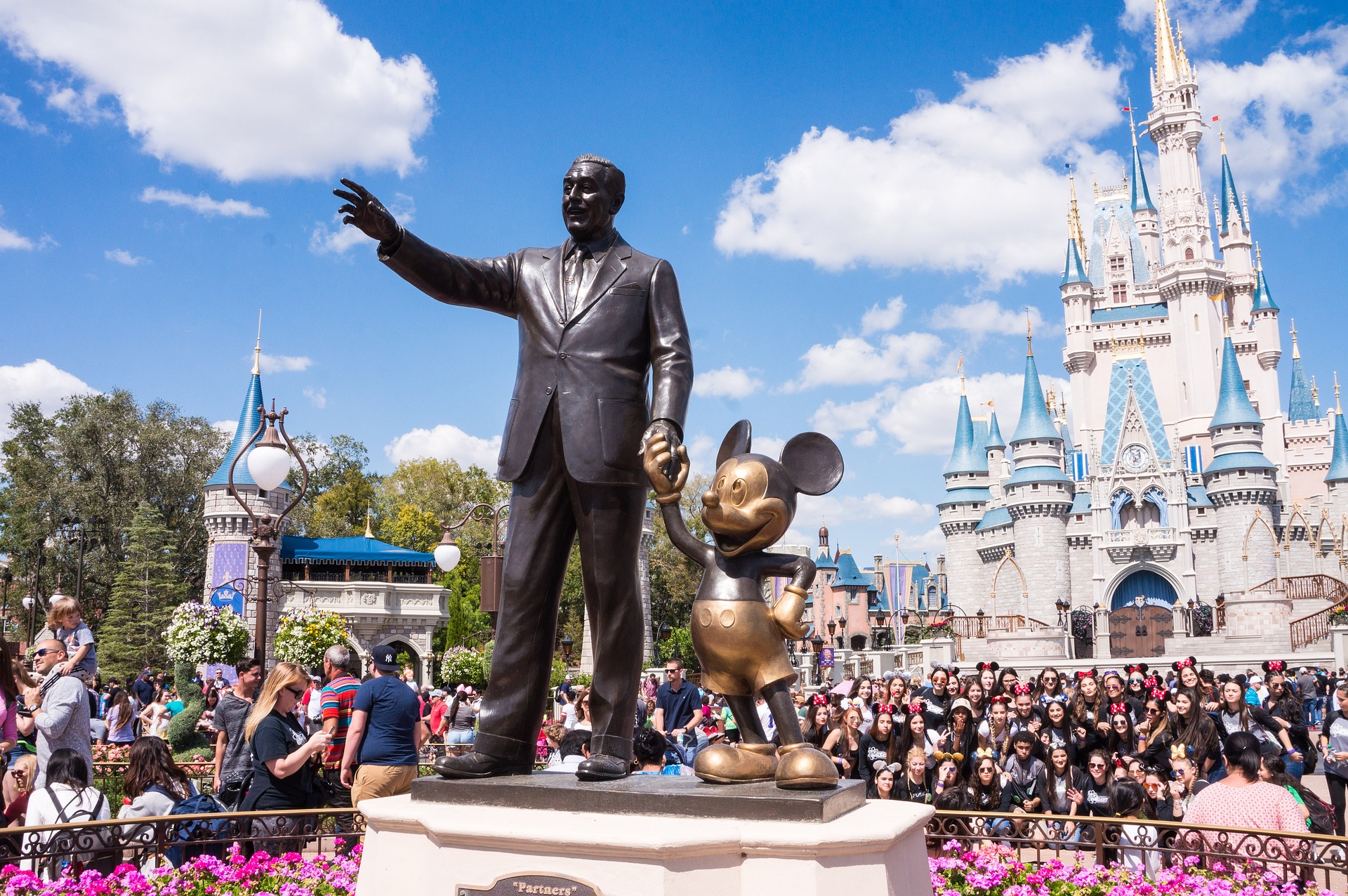 Statue von Mickey Mouse an der Seite seines berühmten Schöpfers Walt Disney im Disneyland Florida.