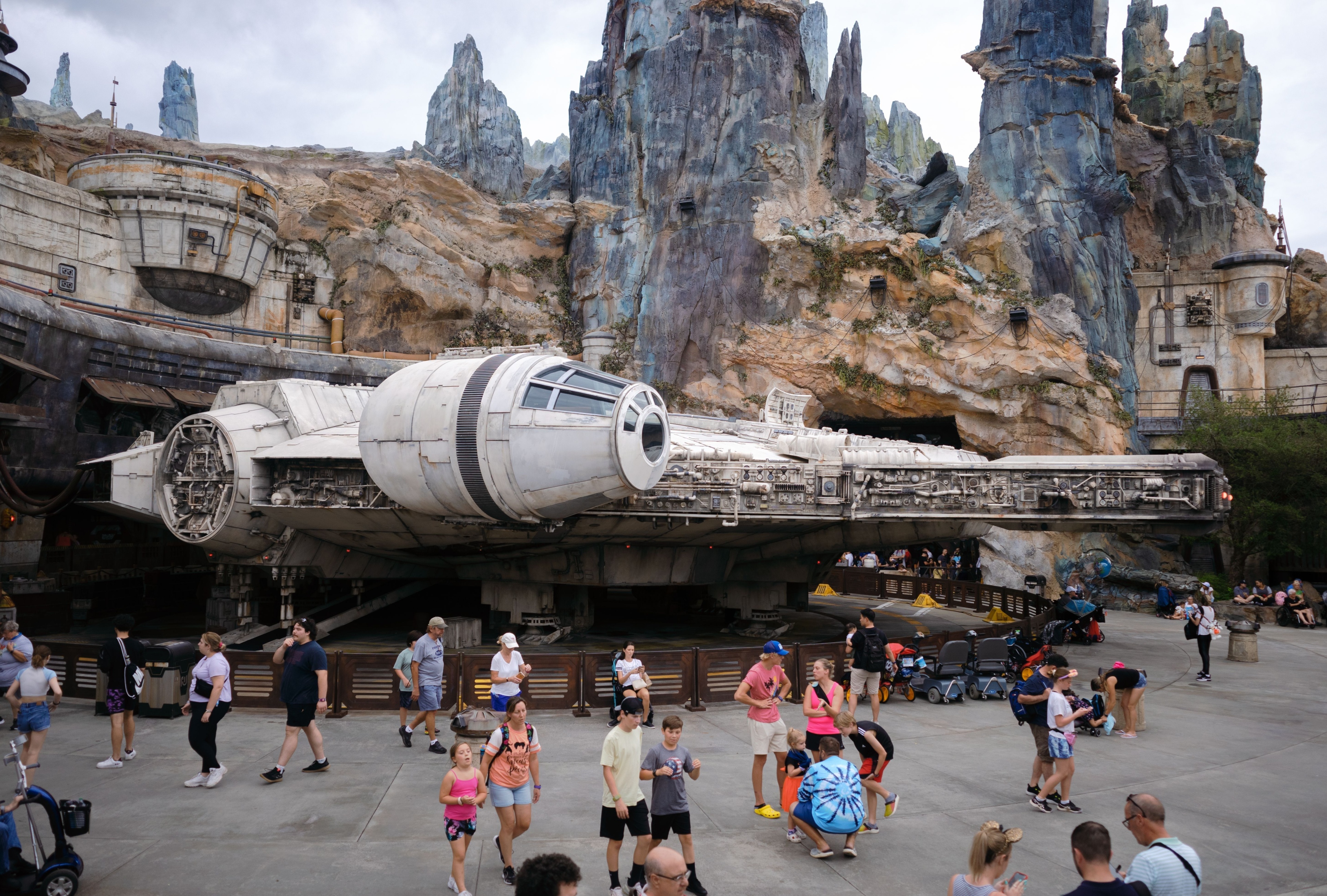 Ein Millenium-Falke im Star Wars Bereich "Galaxy's Edge" in Orlando.