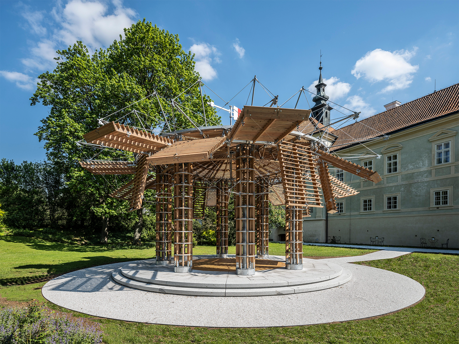 Kinetischer Pavillon im Garten von Schloss Radíč | © Foto: Ales Jungmann, 2007