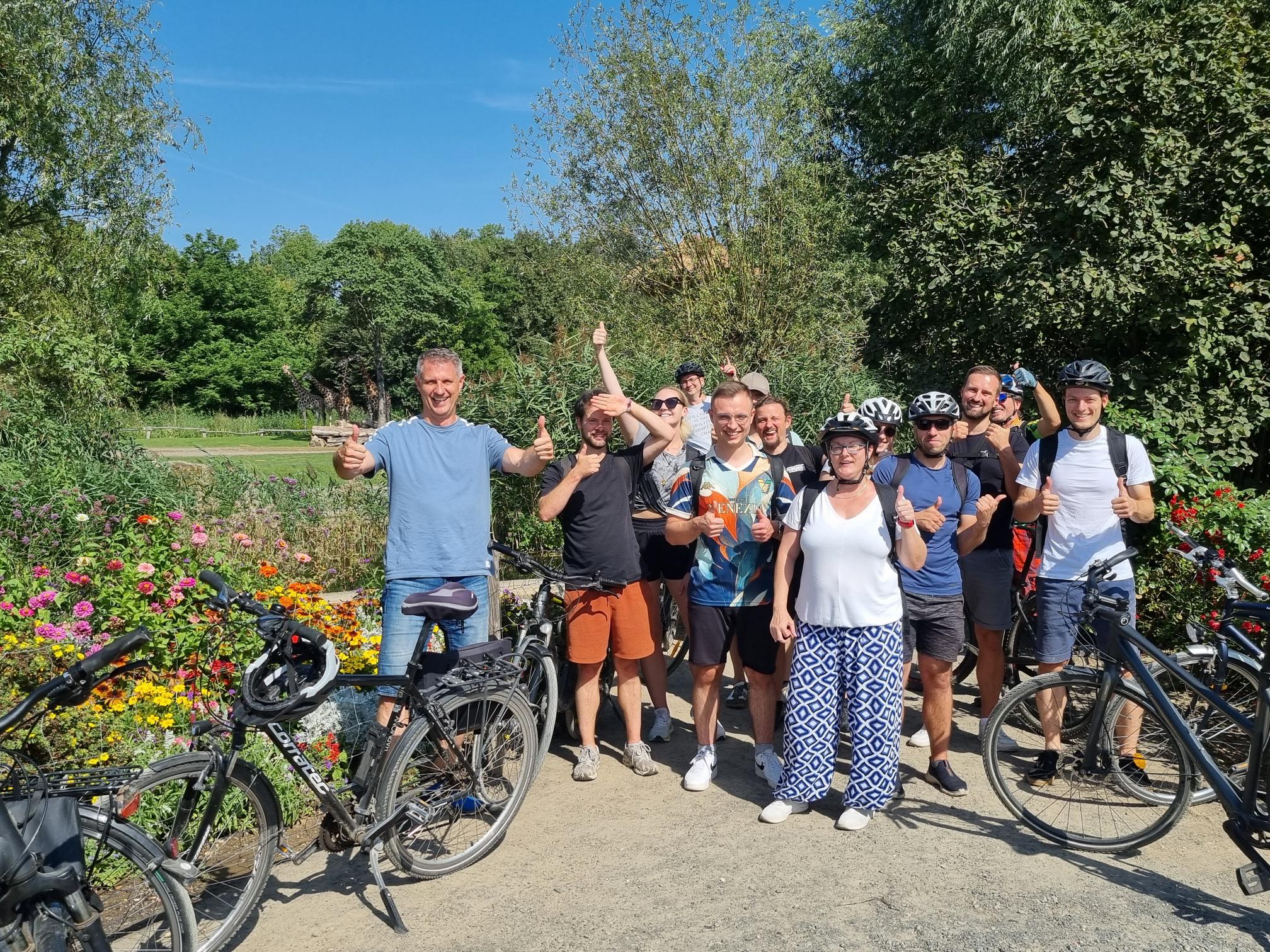 Teamfoto vor dem Zooschaufenster im Rosental.