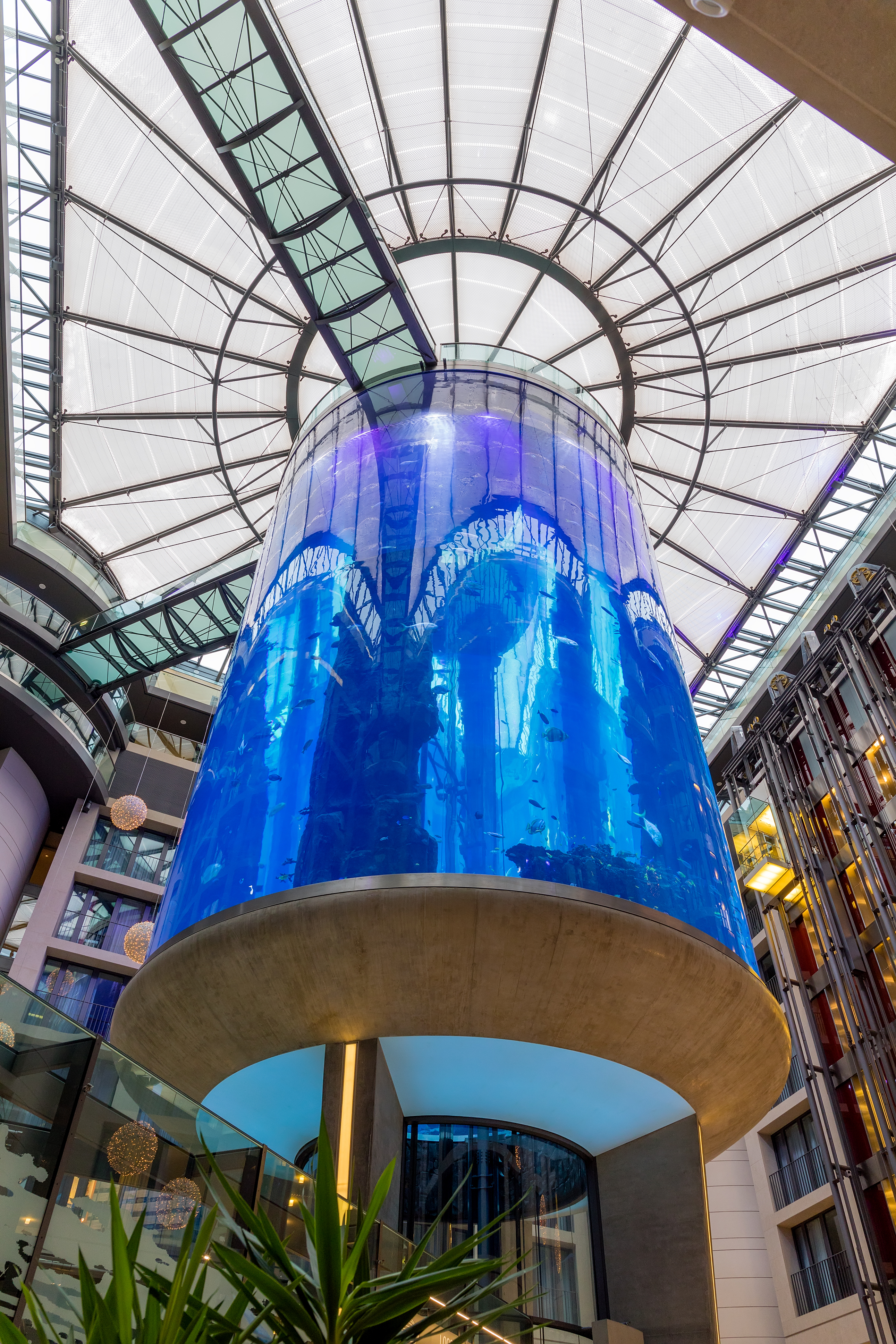 Der Aquadom befand sich freistehend in der Lobby des Radisson Collection Hotels in Berlin.