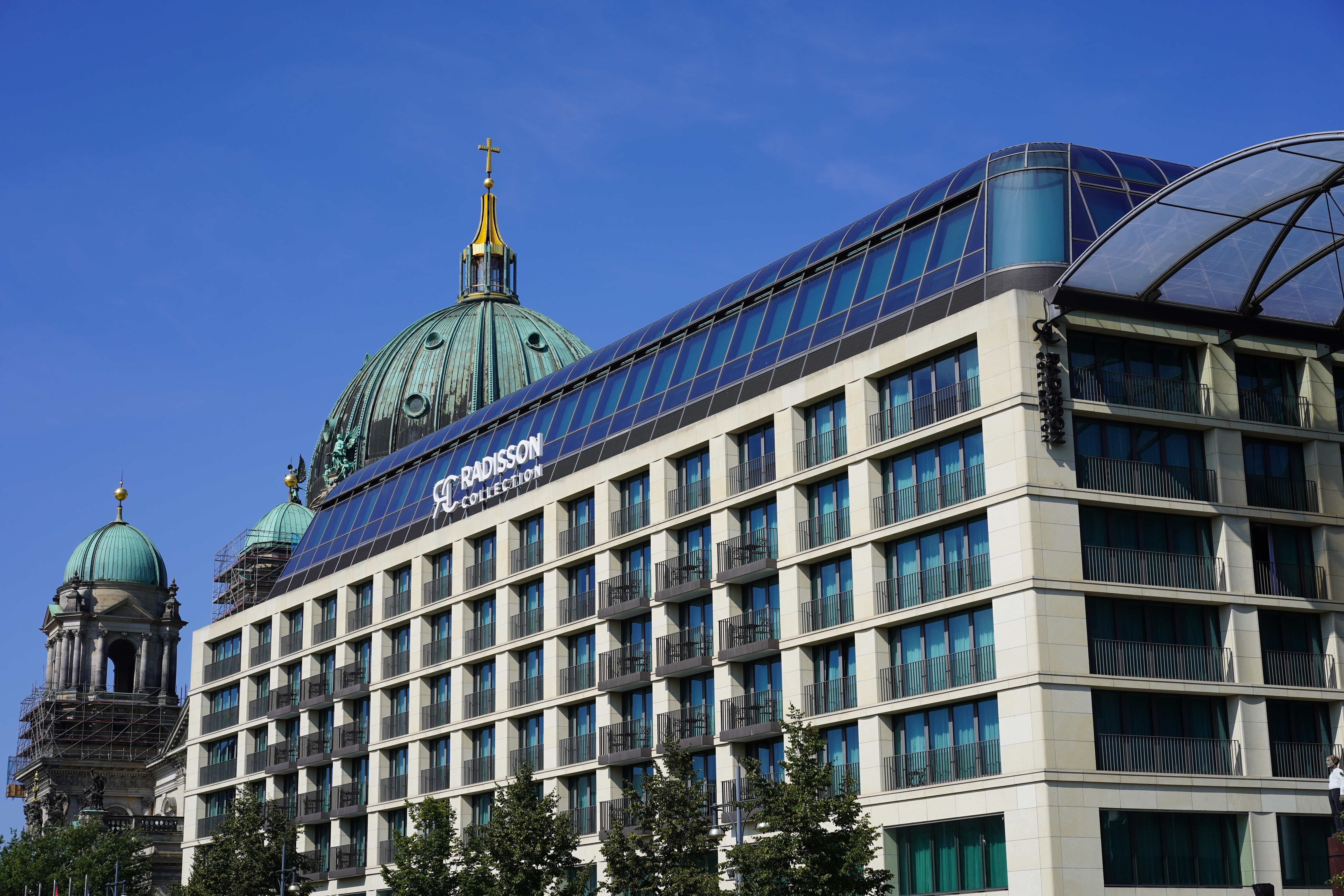 Radisson Collection Hotel an der Karl-Liebknecht-Straße in Berlin mit moderner Fassade