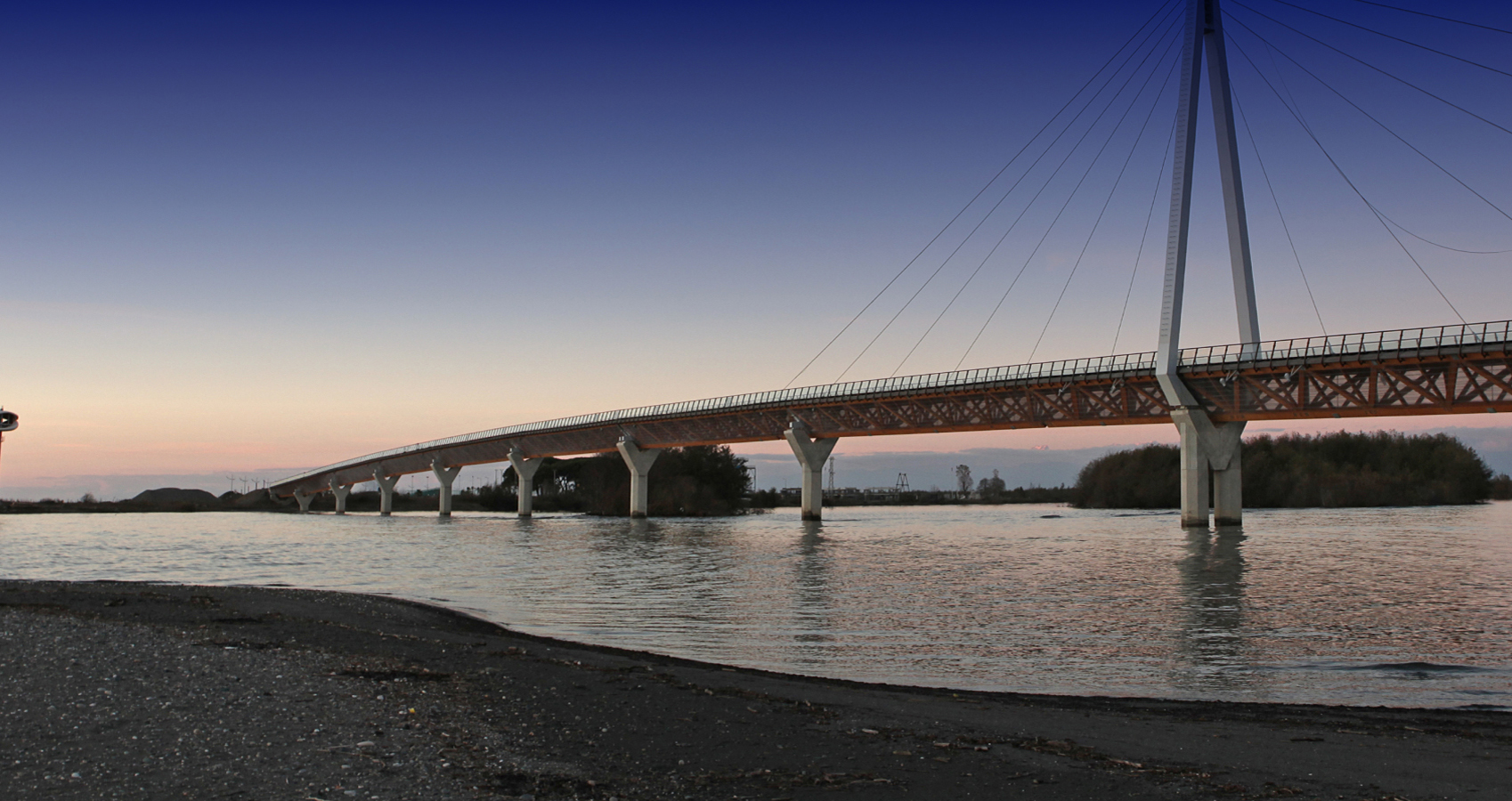 Fußgängerbrücke aus Holz in Anaklia, Georgien