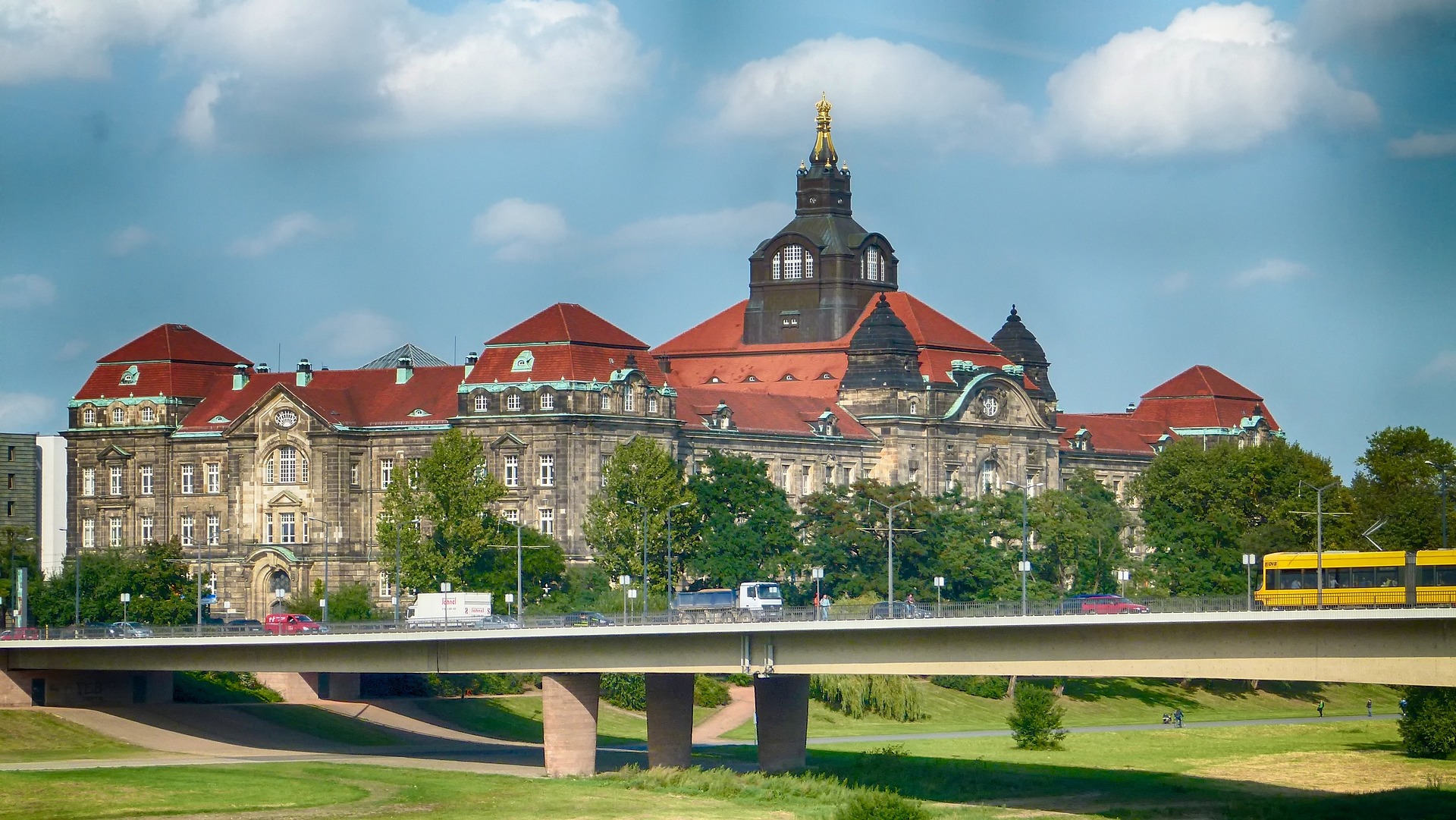 Die Carolabrücke in Dresden war seit Jahrzehnten ein bekannter Teil des Stadtbilds.