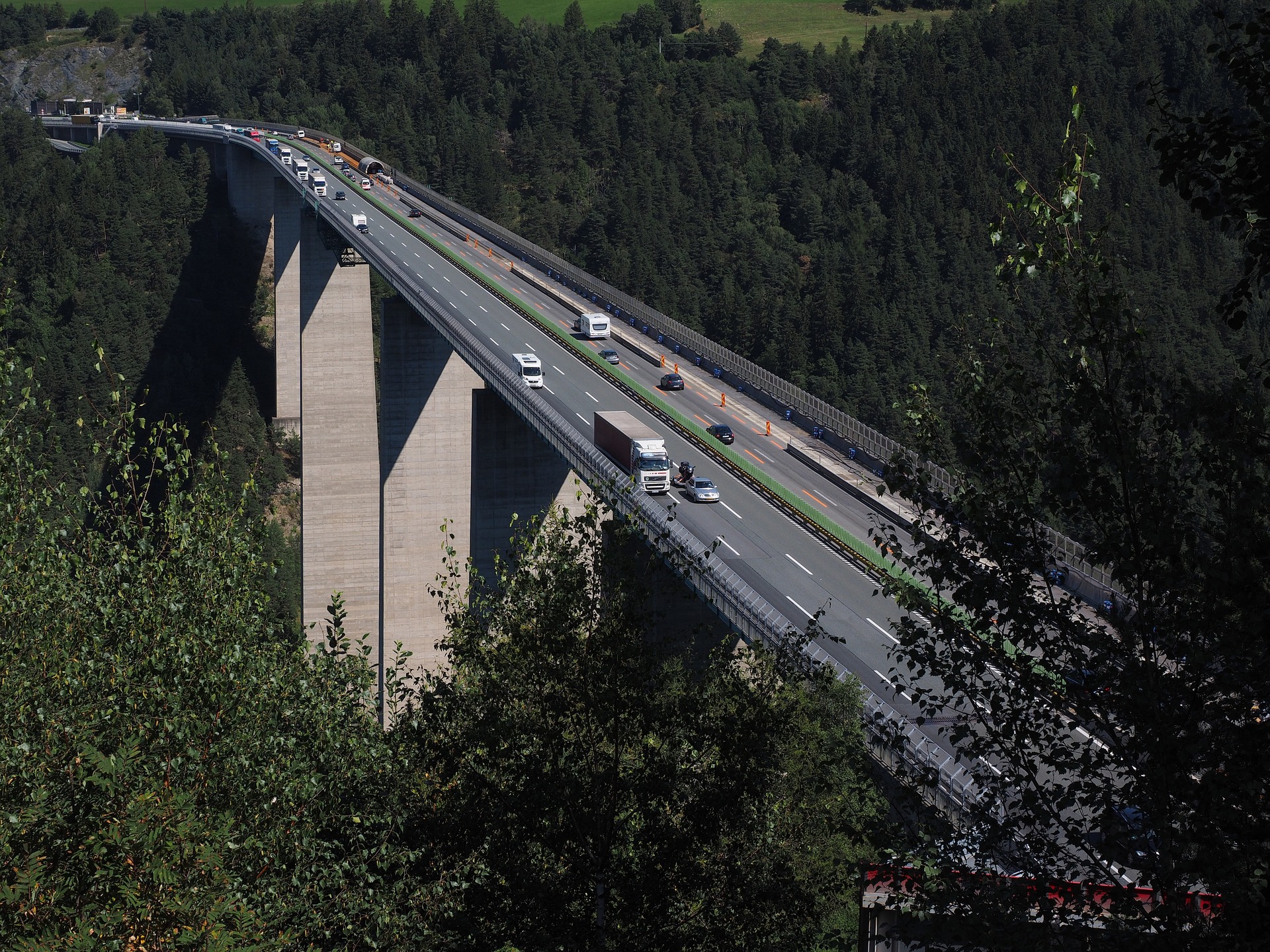 Die Europabrücke verbindet Nord- und Südeuropa.