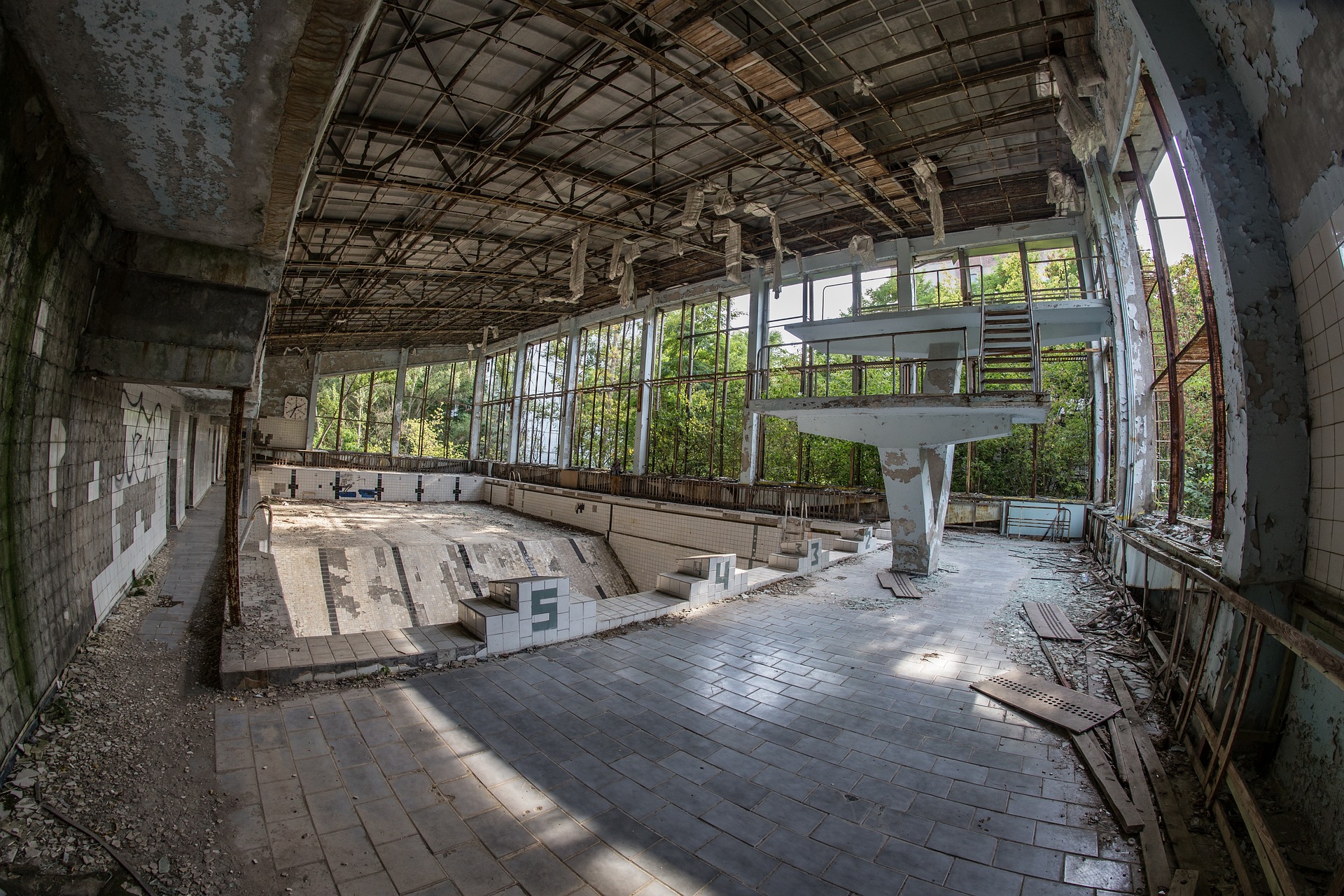 Hier schwimmt schon lange niemand mehr: Das verlassene Schwimmbad in Prypjat, nahe Tschernobyl.