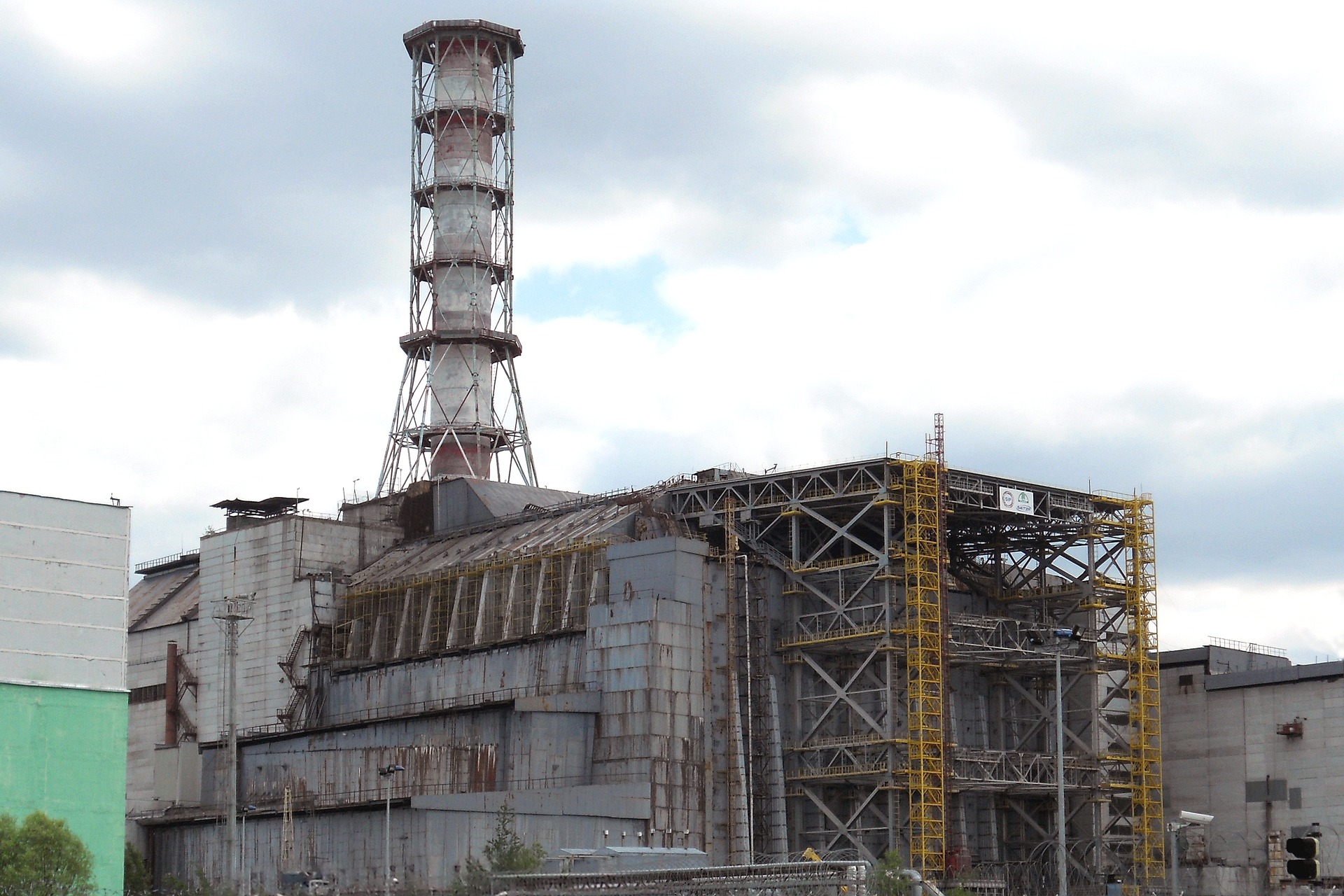 Der Sarkophag von Tschernobyl: Tausende Tonnen Stahl und Beton