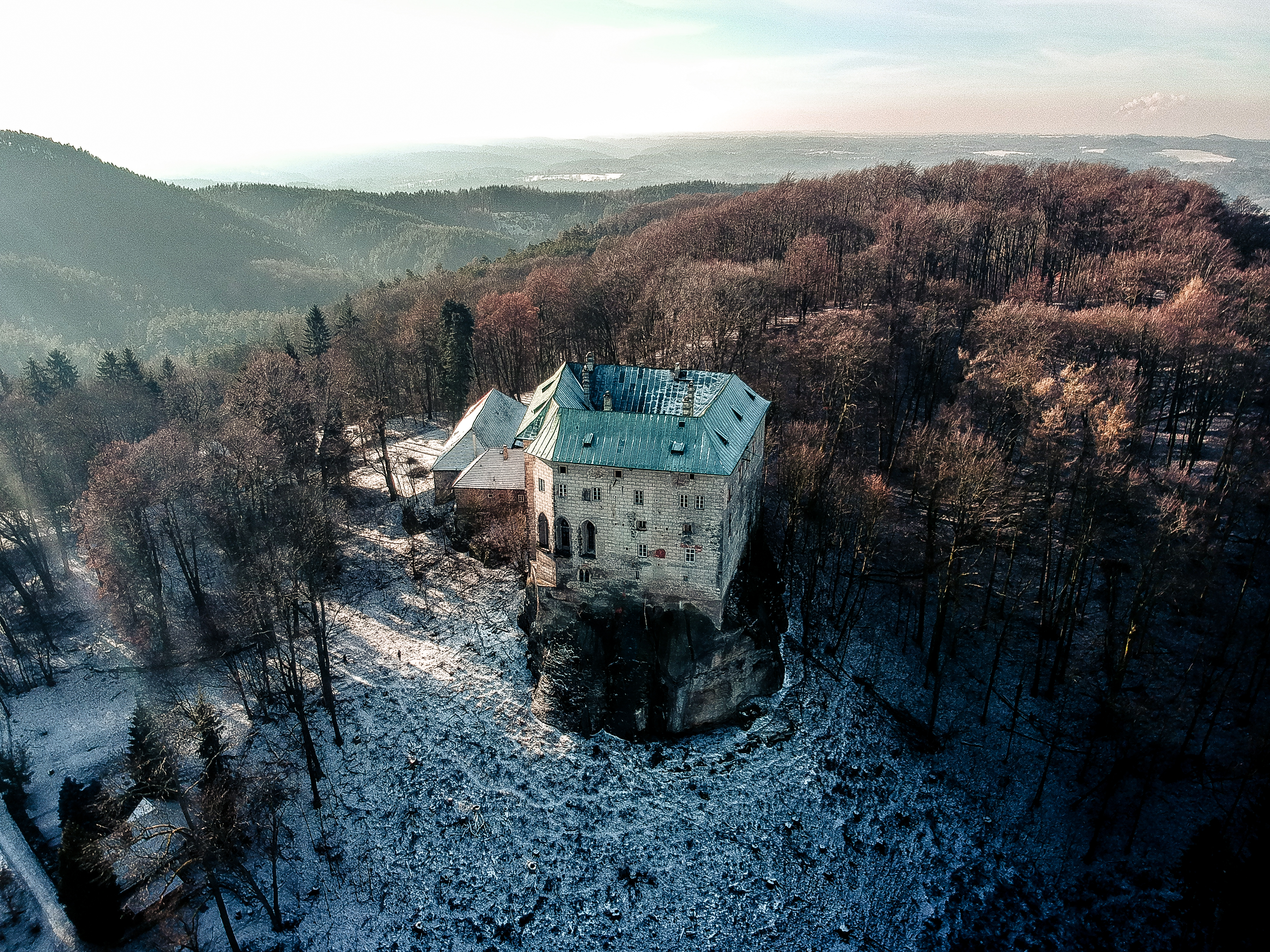 Burg Houska in Tschechien bei eisiger Temperatur im Winter (Foto: Shutterstock).