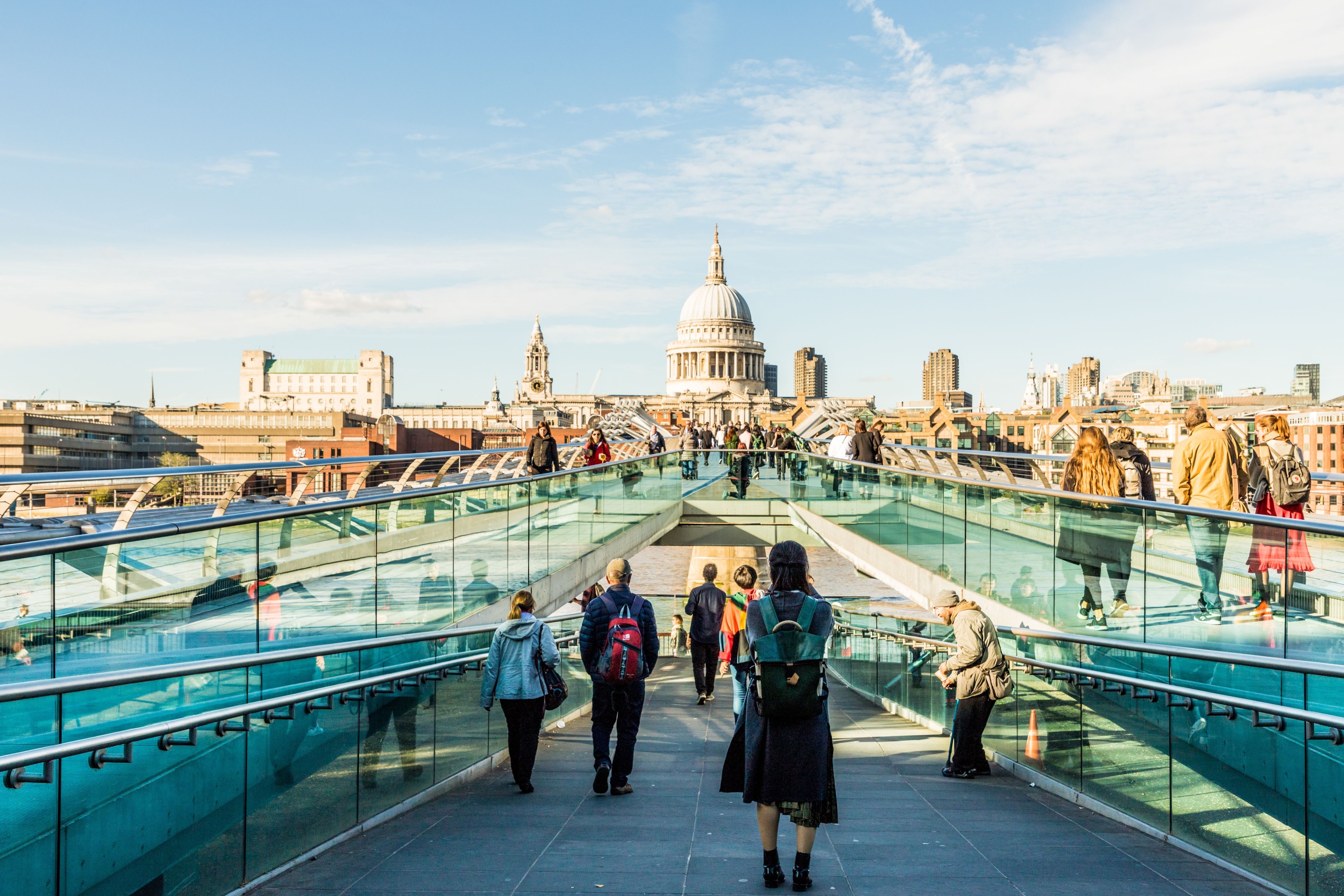 Millennium-Bridge in London mit Schwingungsproblemen nach Eröffnung