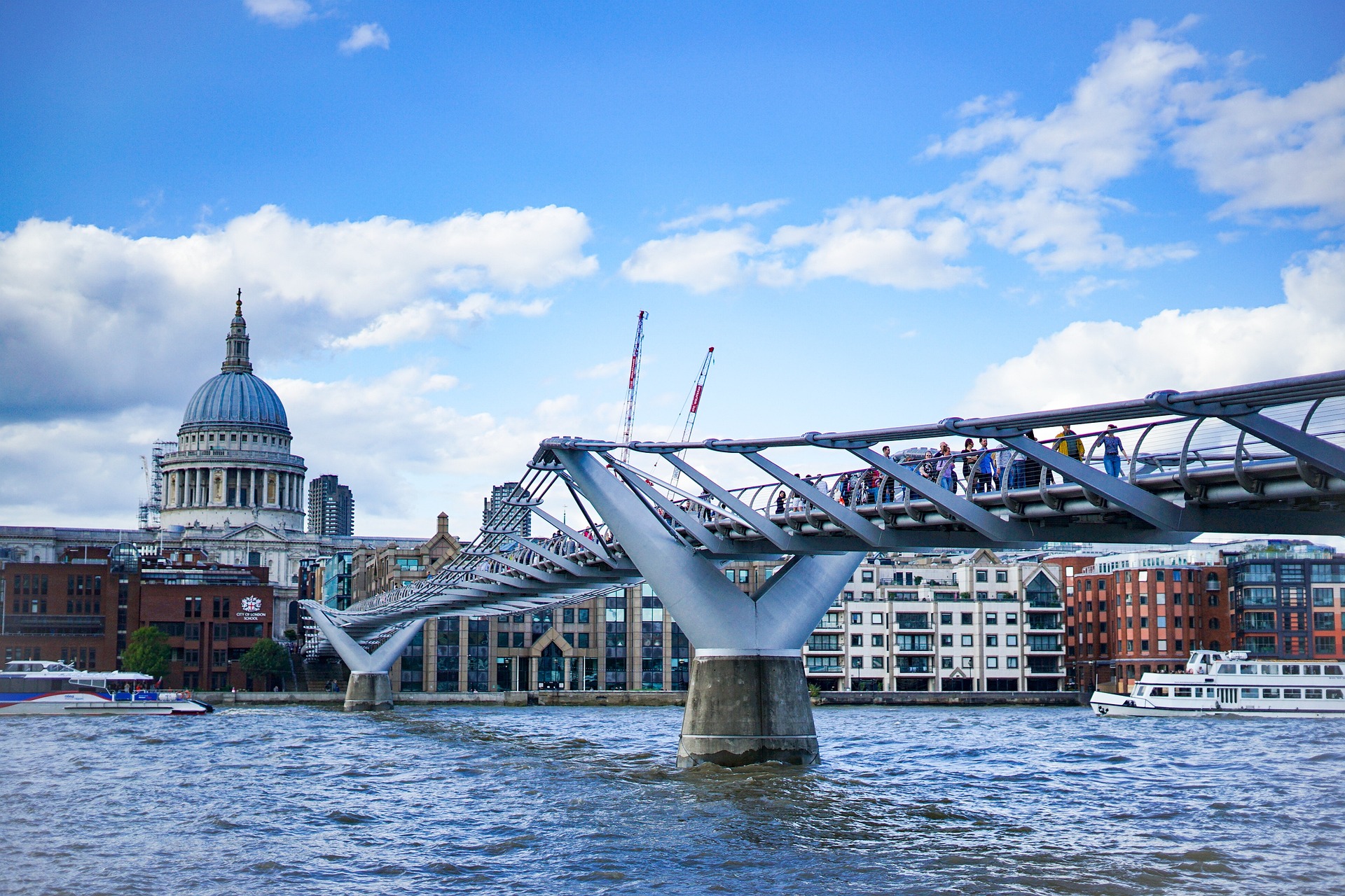 Die Millennium Bridge überspannt die Themse in London.