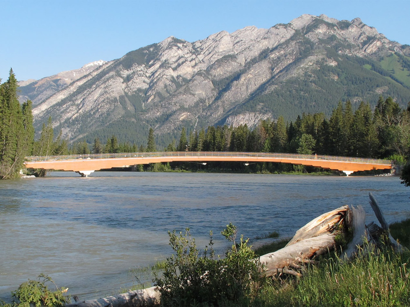 Fußgängerbrücke über den Bow River in Banff, Kanada (© StructureCraft Builders Inc.)