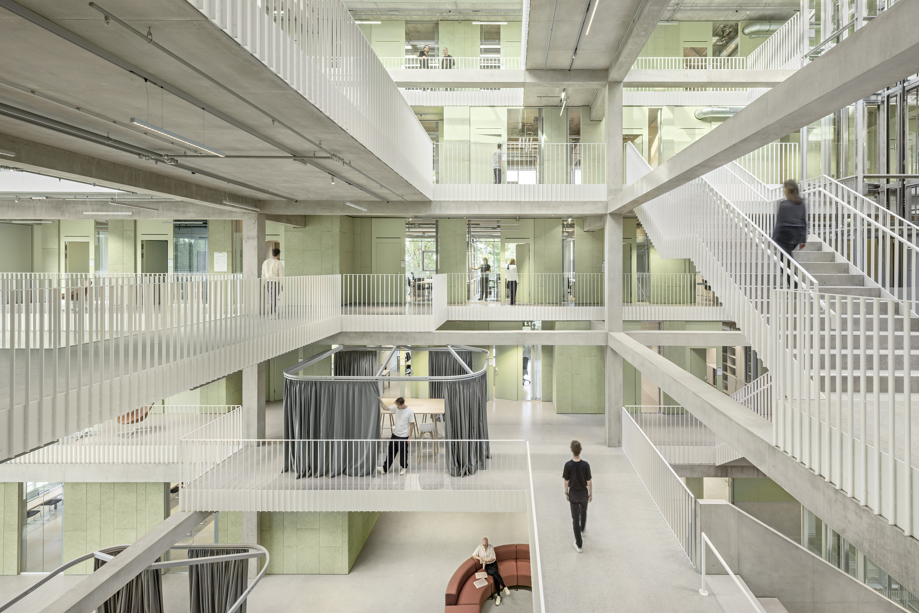 Atrium mit Stahlbeton- und Stahlstrukturen, entworfen von querkraft Architekten