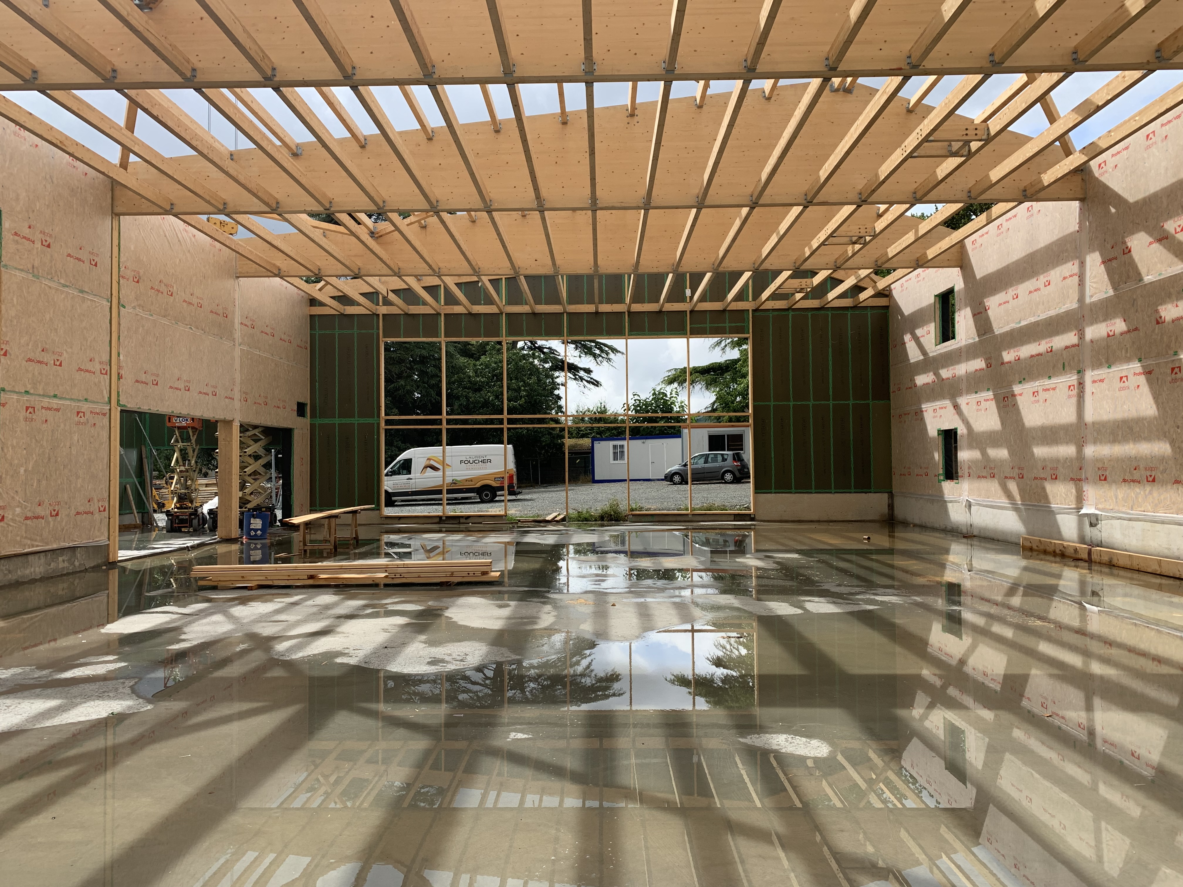 Dachstuhl und Wände der neuen Mehrzweckhalle im Bau | © LCA Construction Bois