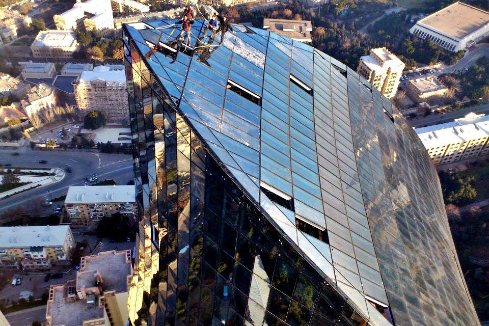 Installing Final Facade Elements on Tower Spire (© Werner Sobek Stuttgart)