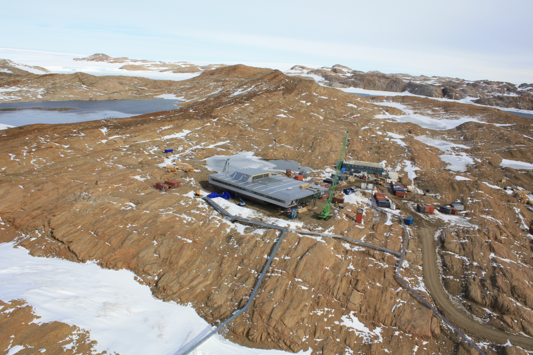 Construction of "Bharati" Research Station in Antarctica (© KAEFER)