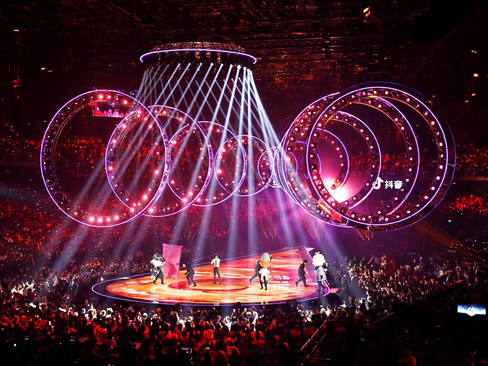 Illuminated truss circles during the show (© T&E Support)