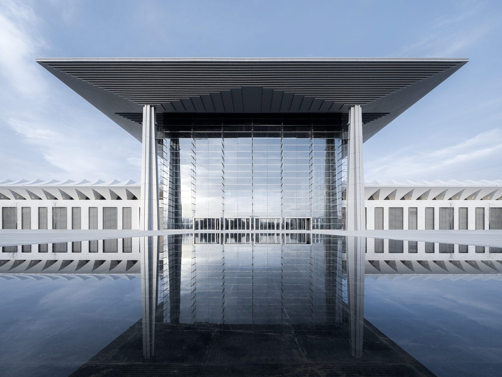 Entrance Area with Steel-Glass Facade (© CreatAR Images)