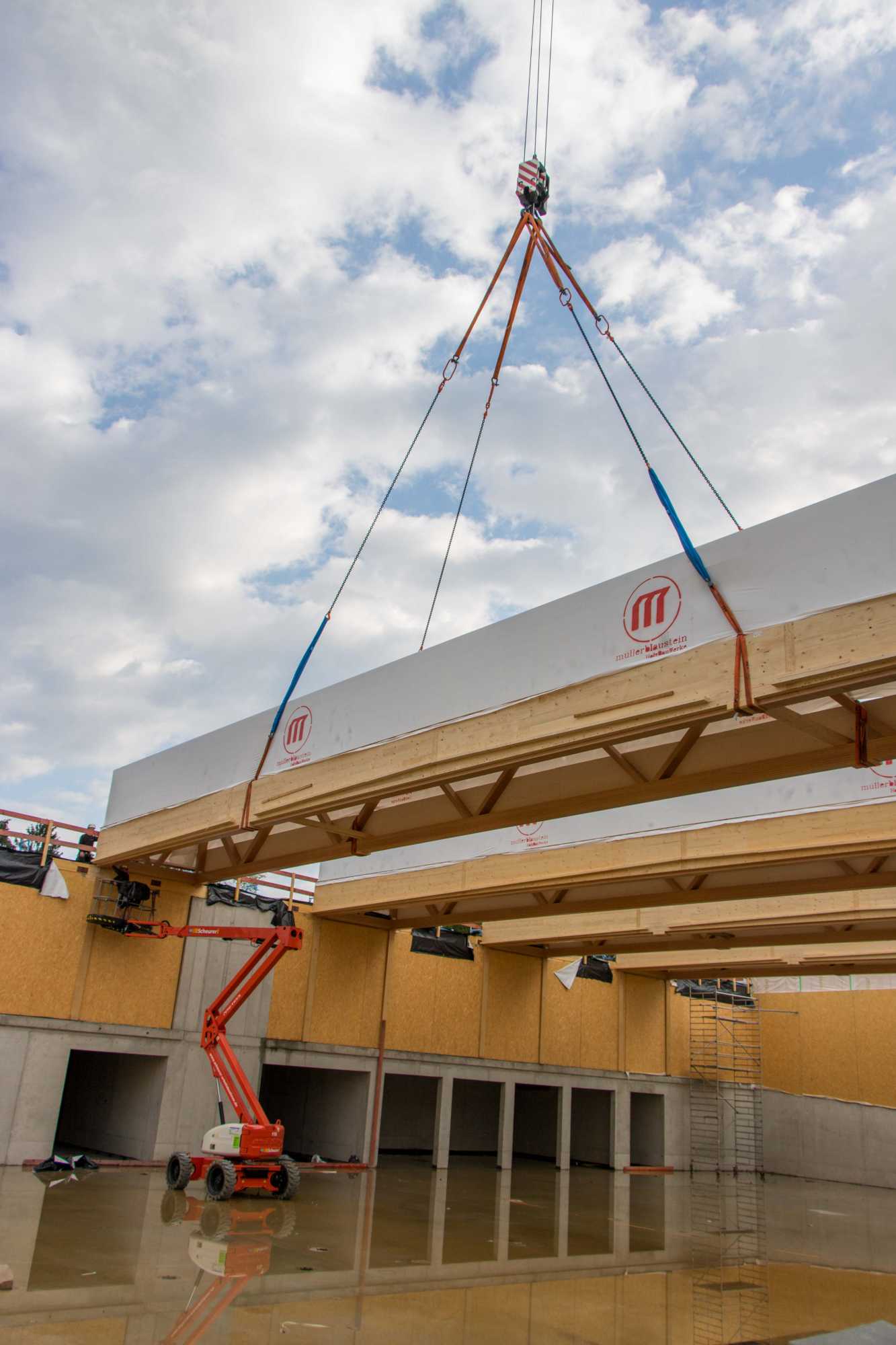 Installation of Truss Pair (© merz kley partner GmbH)