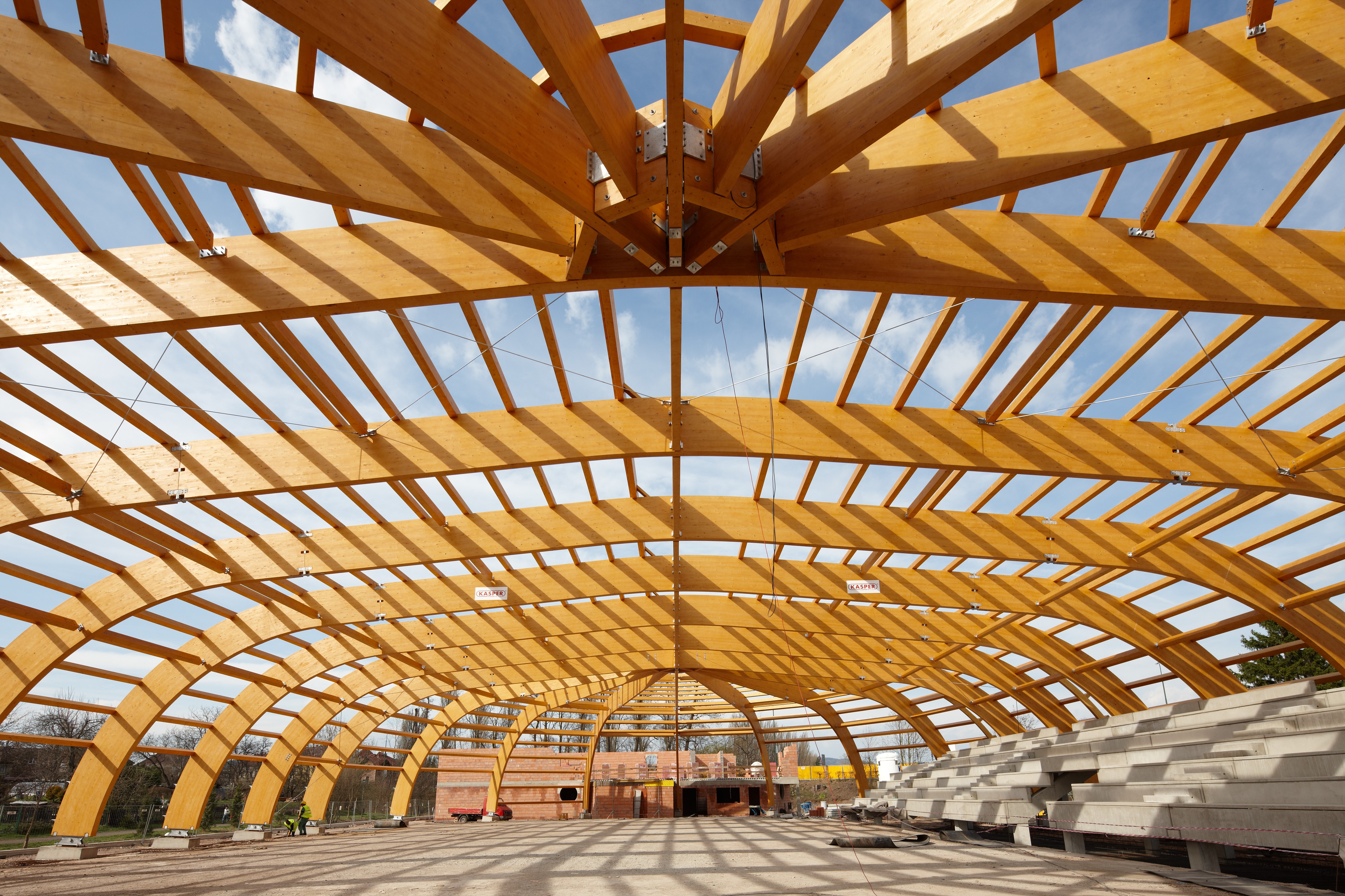 Column-Free Roof Structure Consisting of Glulam Truss Girders (© KASPER CZ s.r.o.)