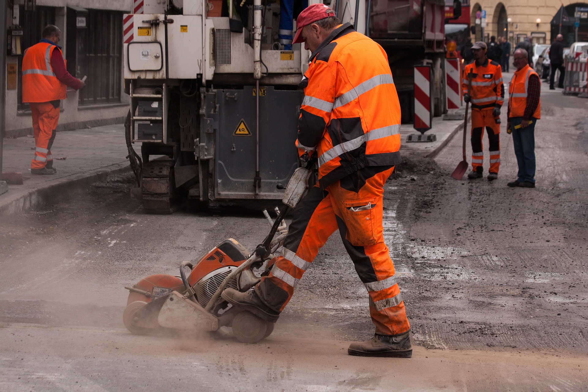 Repairing roads and bridges costs Germany several billion € annually.