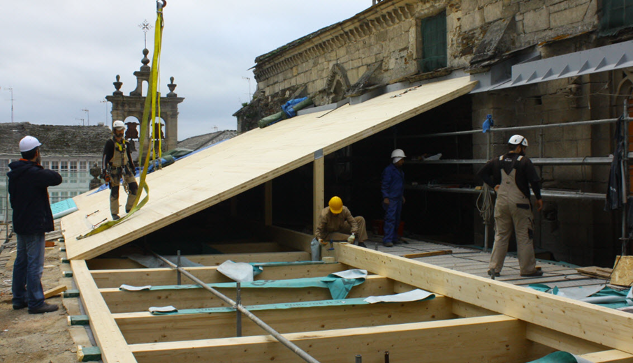 Trabajos de restauración en la cubierta de la capilla (© Maderas Besteiro SL)