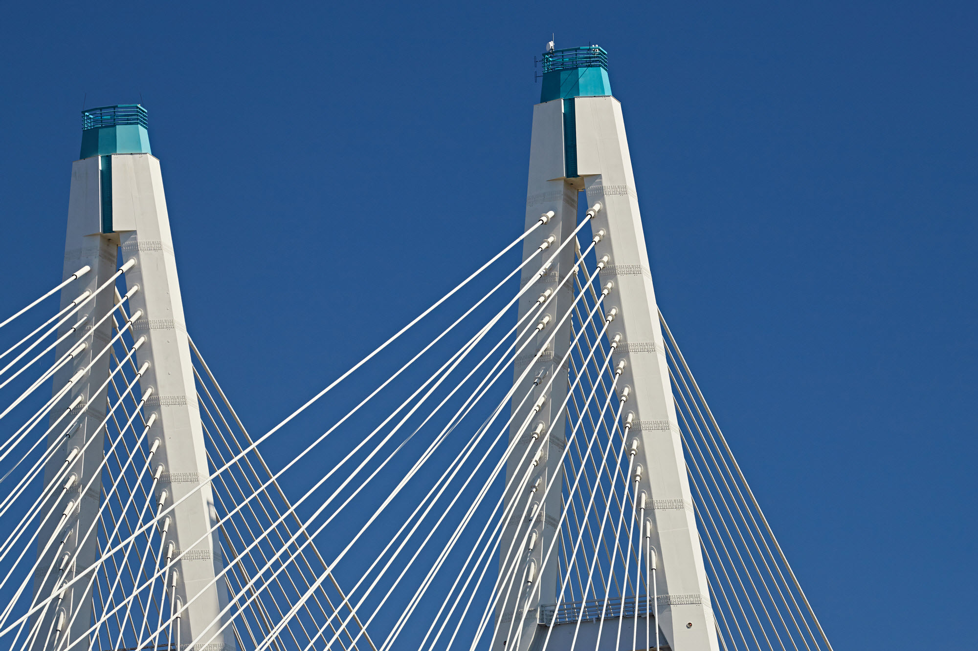 Conexiones de cables de un puente atirantado