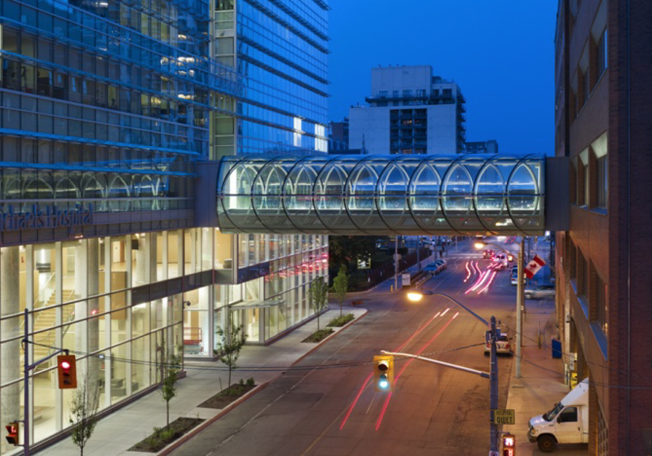 Puente de la calle Shuter en la noche (© Gartner Steel and Glass GmbH)