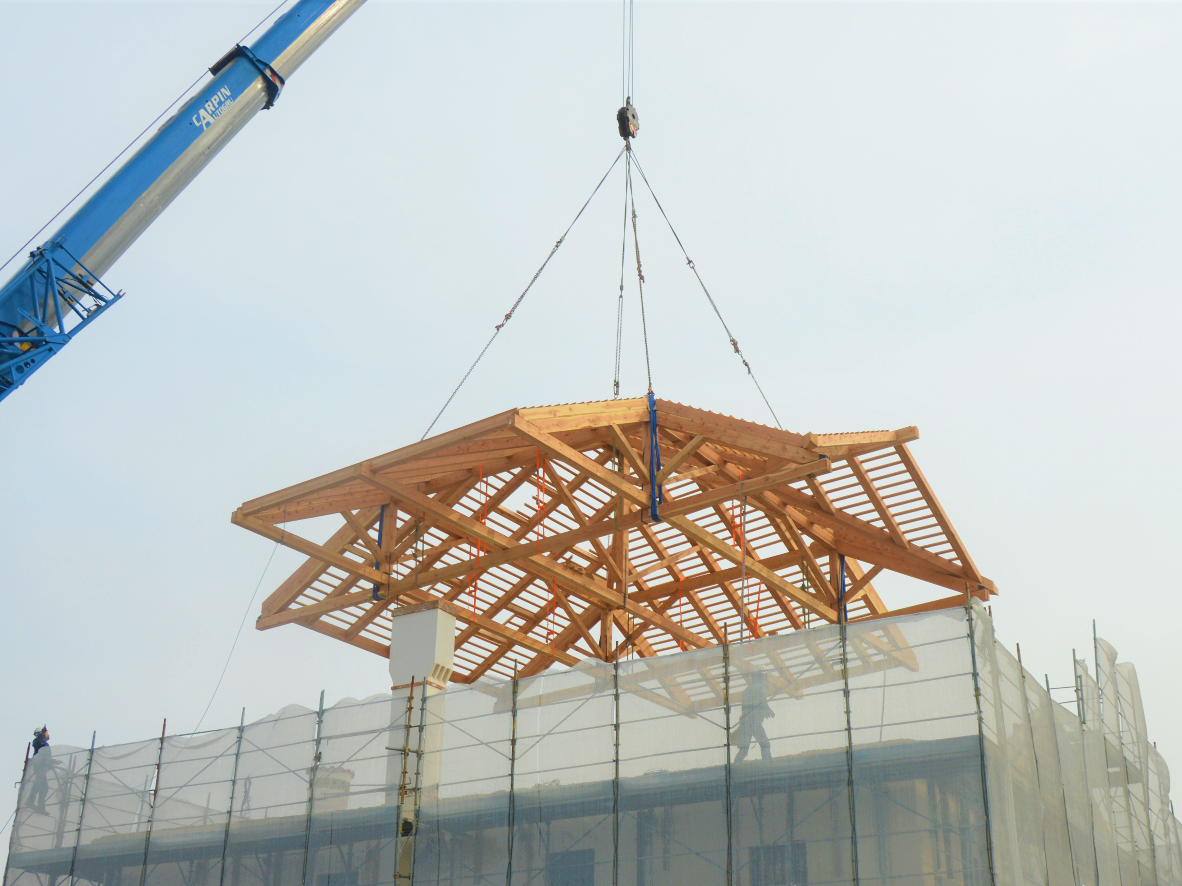 Levantamiento y colocación de la cubierta (© Ri-Legno Srl)