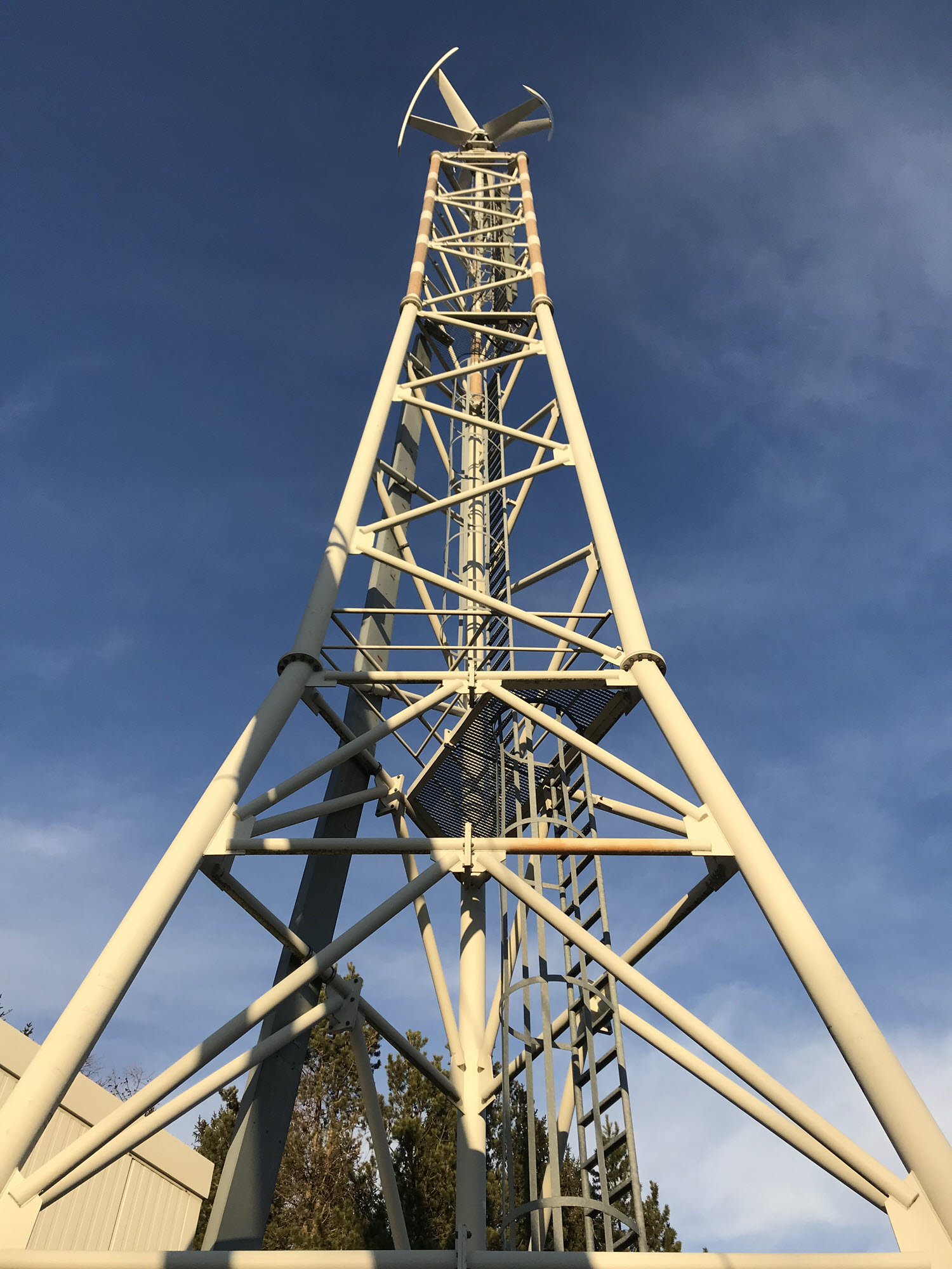 Windkraftanlage mit Fachwerksegment aus faserbewehrten Formholzrohren (© Tom-Egmont Werner / STM)