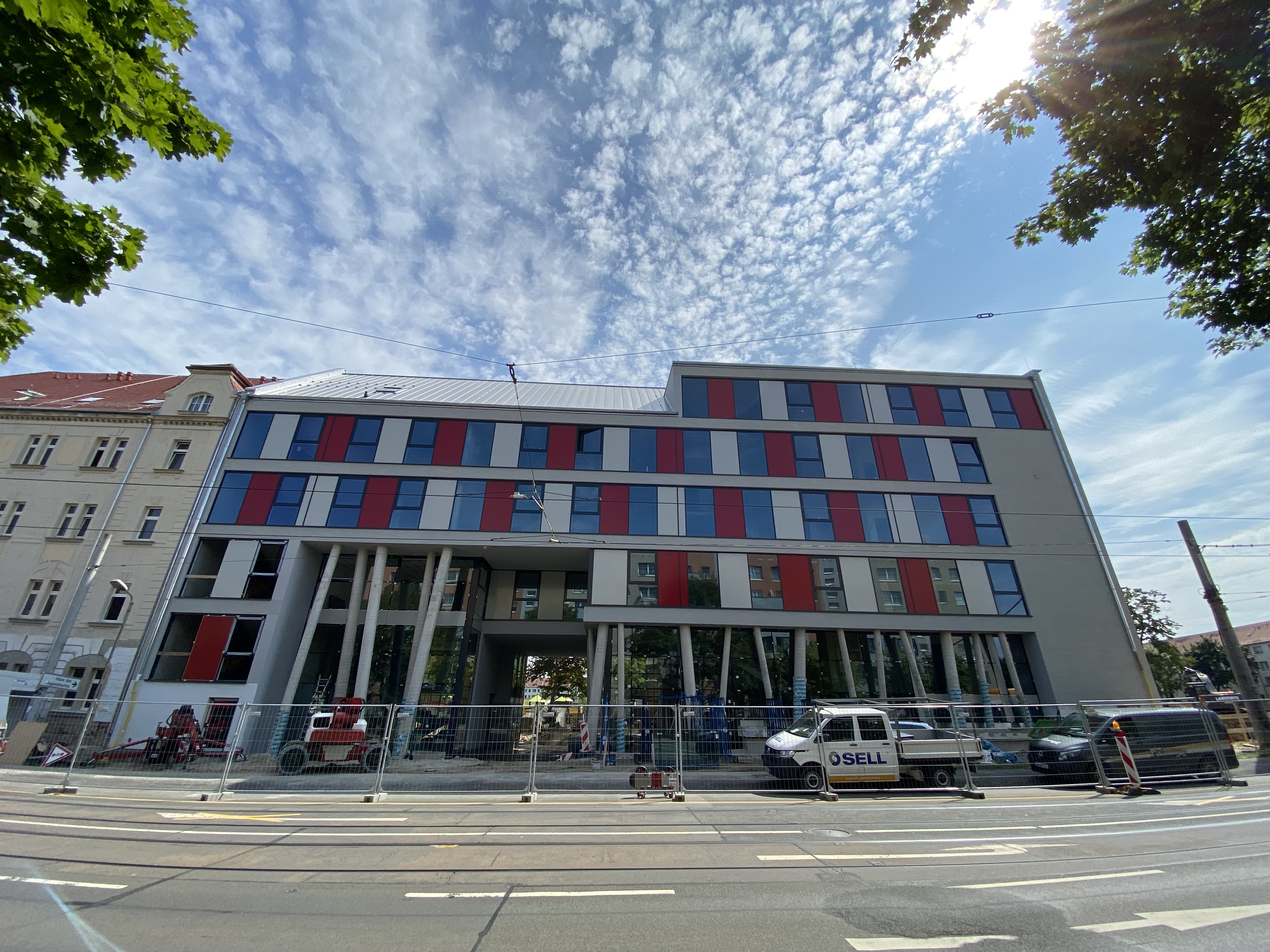 Vista frontal de la escuela de formación profesional (© basis | d GmbH)