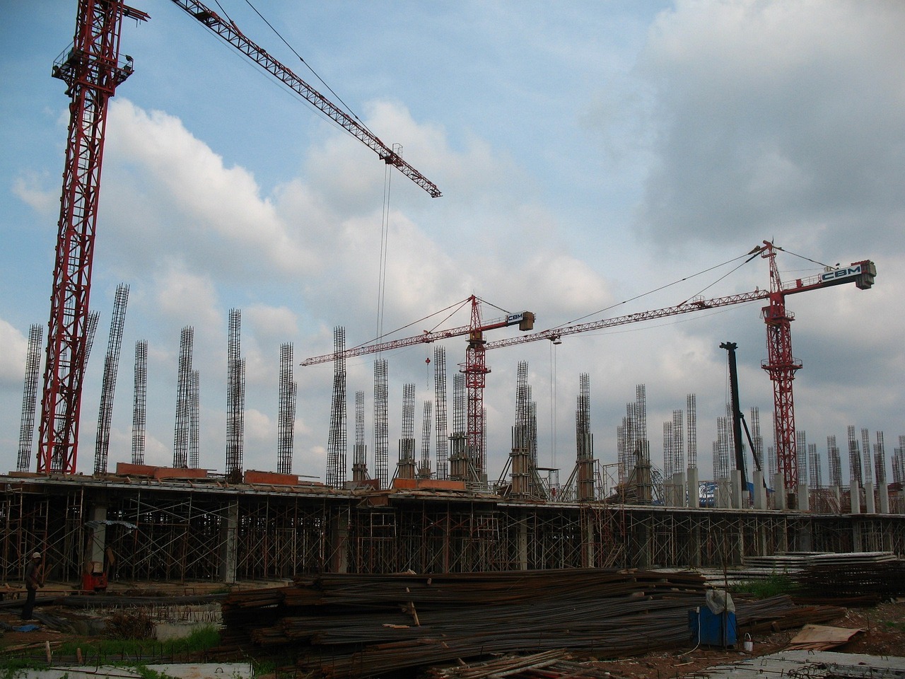 Sitio de construcción con armaduras