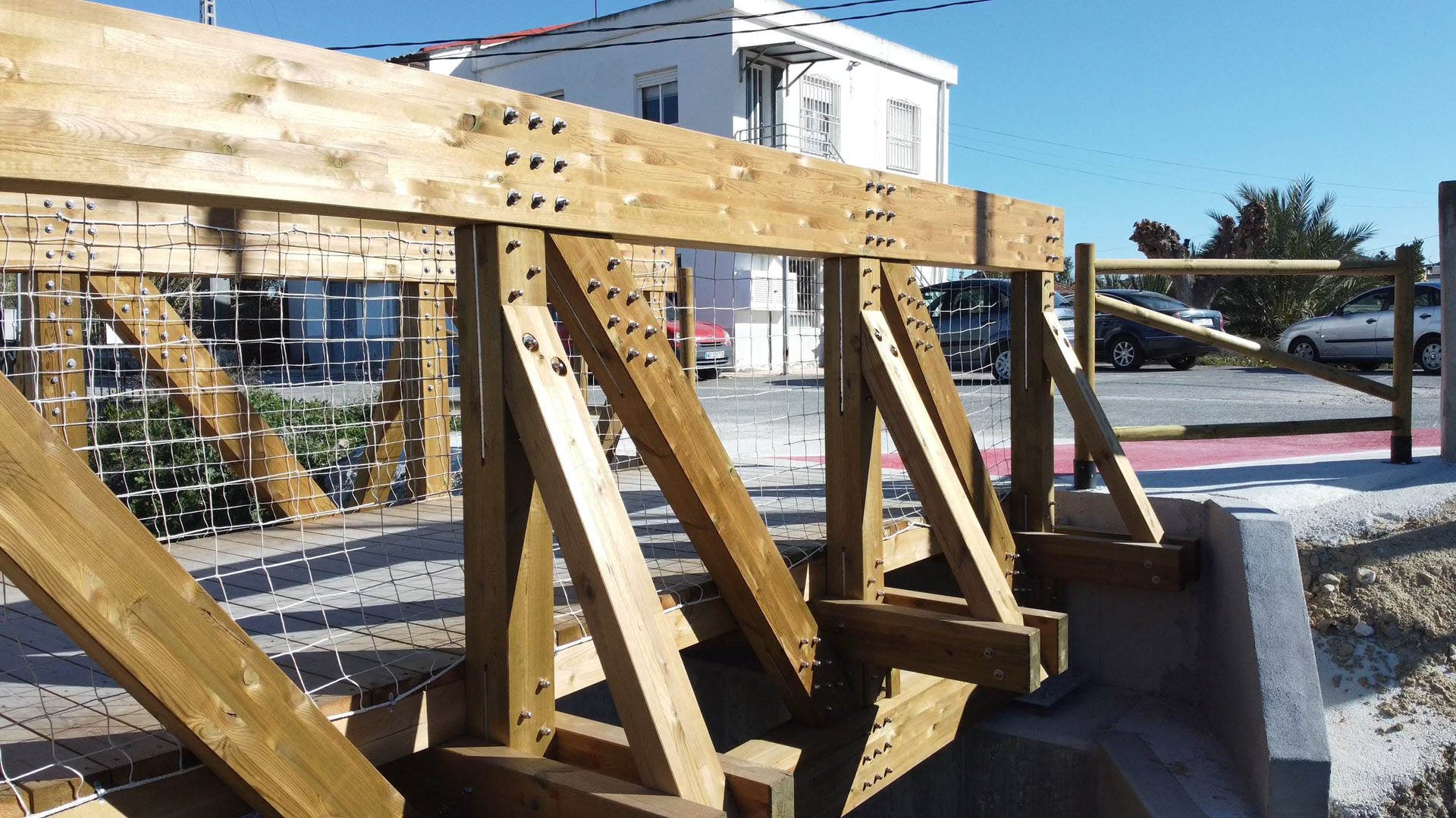 Detalle de las uniones de la pasarela de madera (© SIDO Madera)