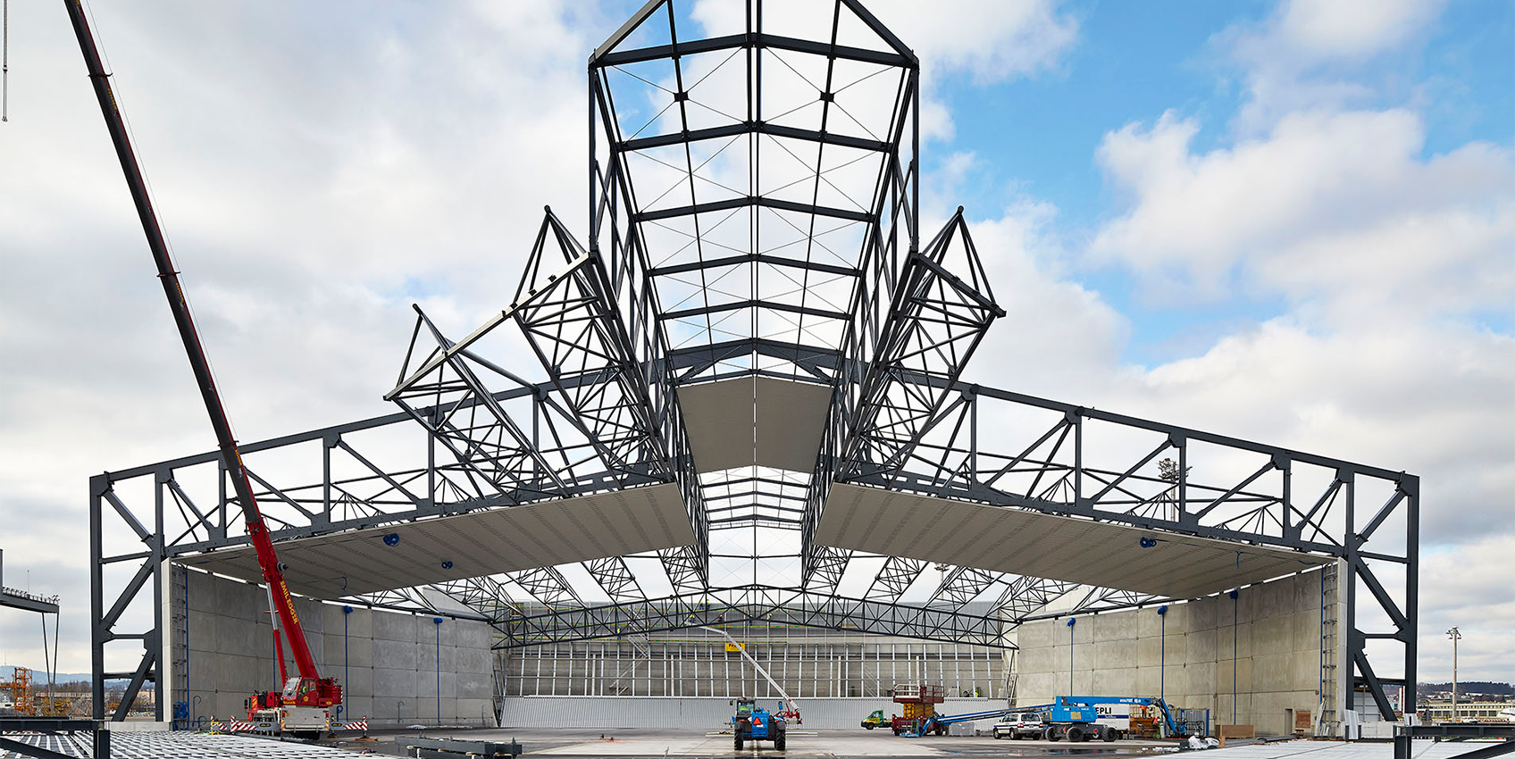 Hangar de protección acústica durante la construcción (© WTM Engineers GmbH)