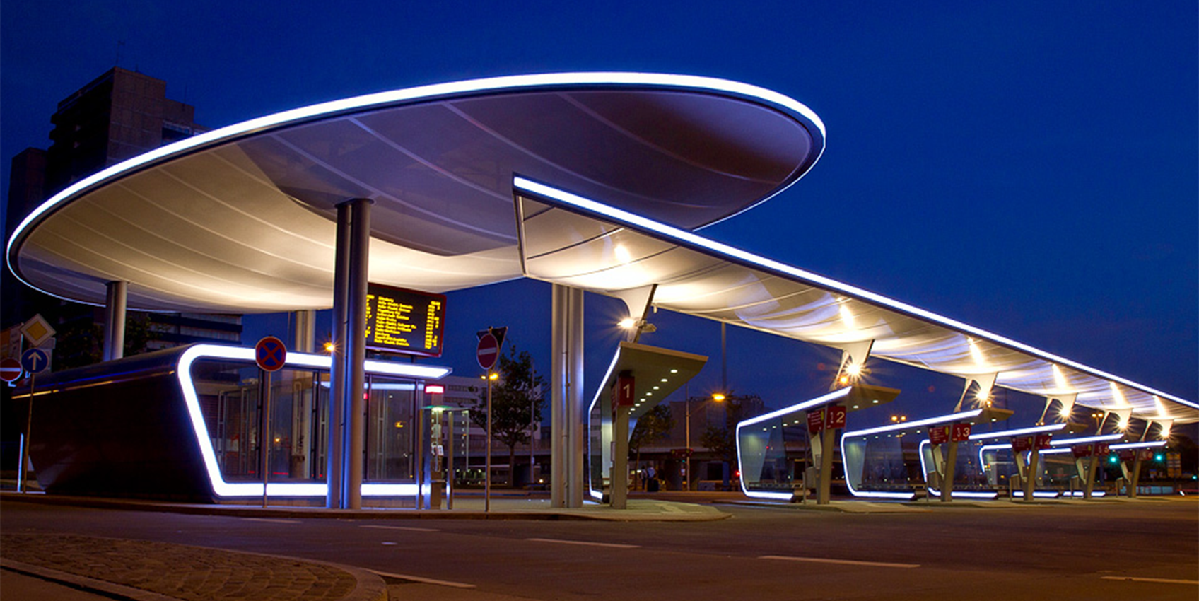 Marquesinas iluminadas en la estación de autobuses de Halle (© Guido Kranz)