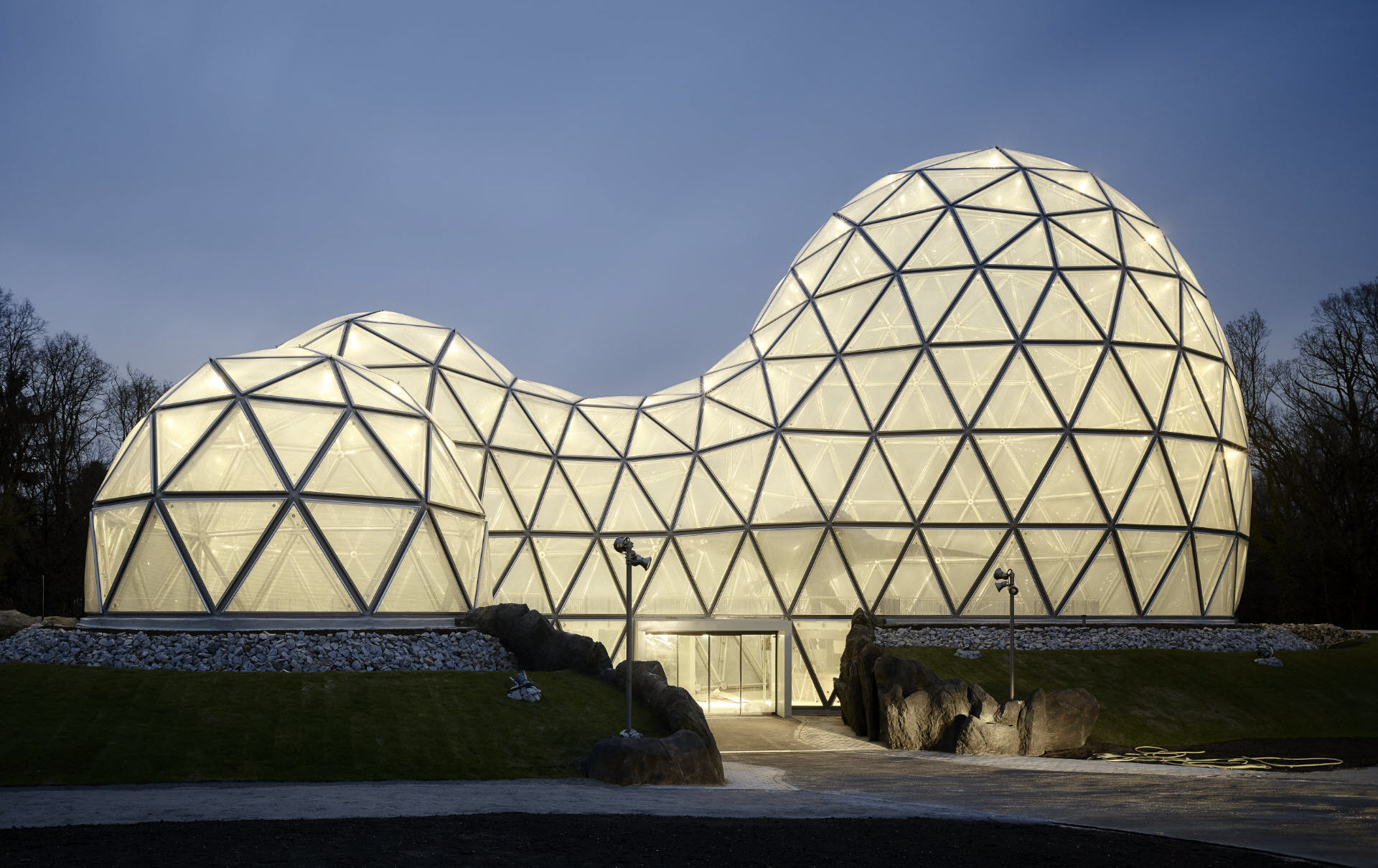 Estructura de entrada "Mitoseum" en Dinosaur Park Kleinwelka, Alemania (© zapf & co., Michael Moser Images)