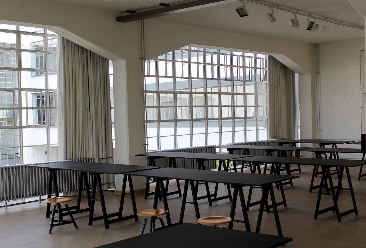 Minimalista y funcional: Interior del edificio Bauhaus en Dessau (Alemania)