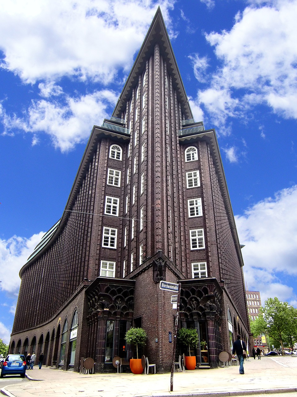 Fachada distintiva del edificio "Chilehaus" en Hamburgo, Alemania