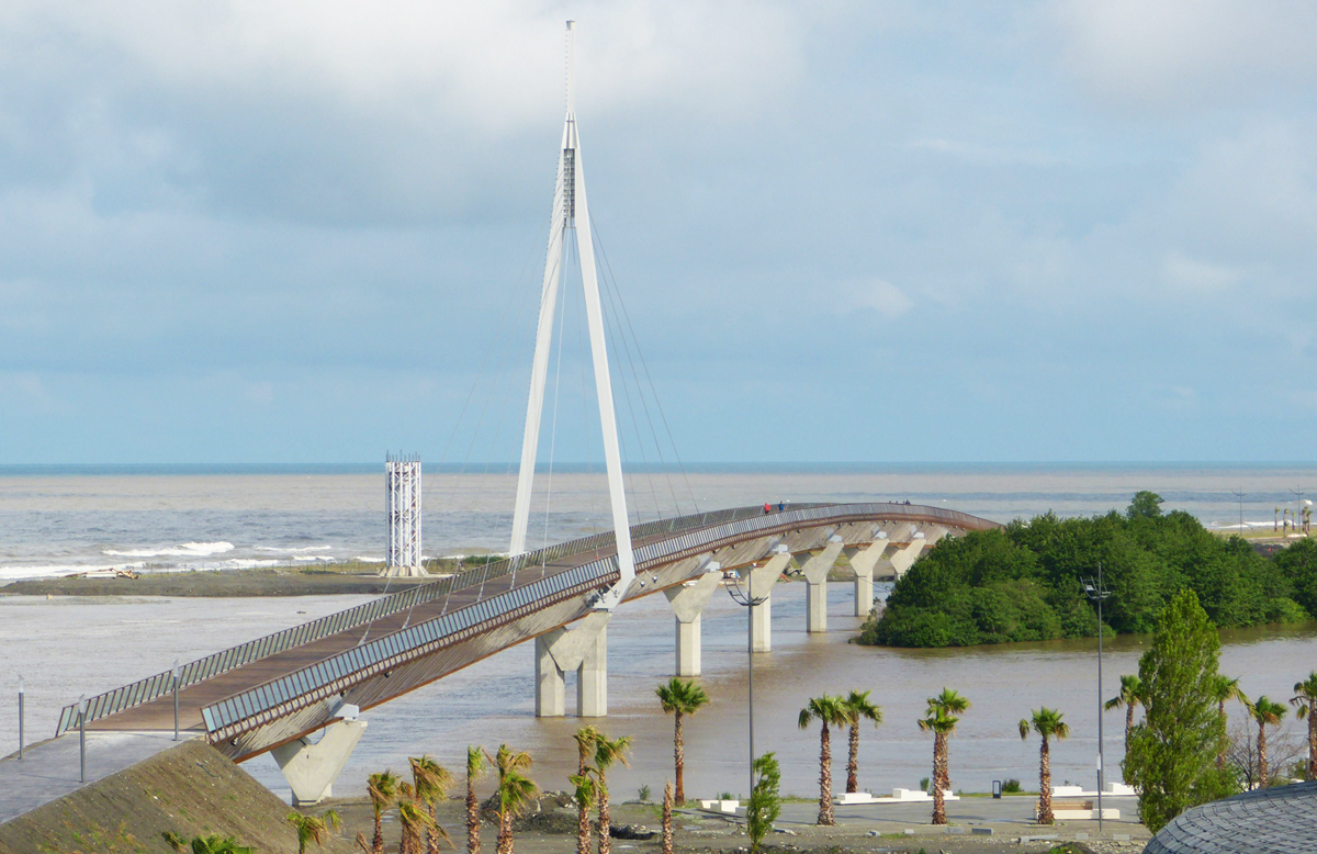 Puente de madera sobre el río Enguri frente al panorama del Mar Negro (© Fast+Epp GmbH)