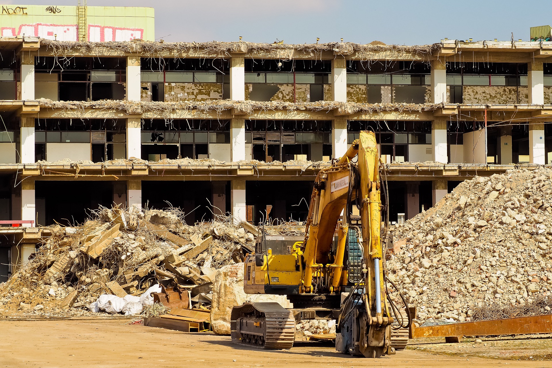 La demolición de complejos de edificios enteros es controvertida, pero bastante común.