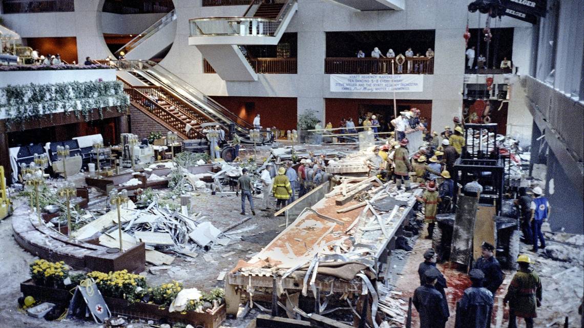 La caída de los puentes de conexión en el hotel Hyatt en 1981 (Fuente: La estrella de Kansas City).