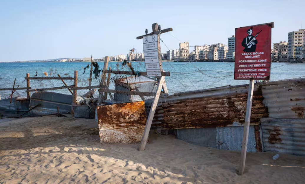 La entrada está prohibida desde aquí, el destino de Varosha (fuente: imago images/WAY Press).