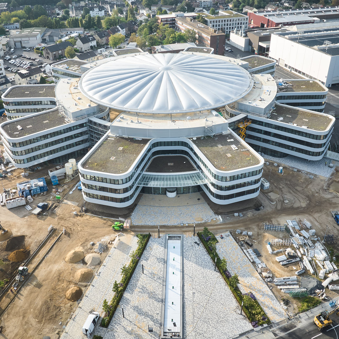 Proyecto de cliente | Cubierta del patio del campus de SMS en Mönchengladbach, Alemania