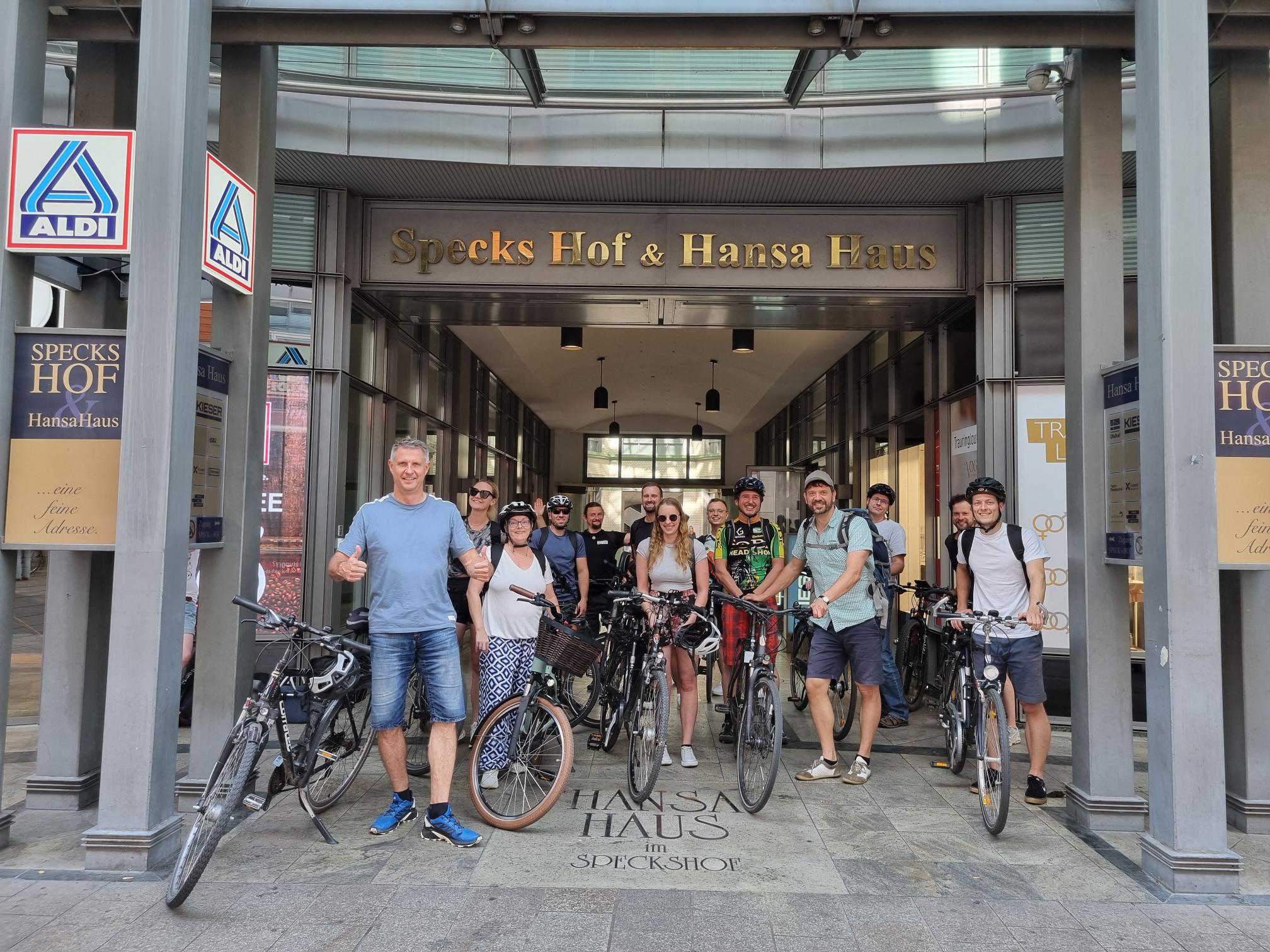 El equipo de Dlubal de Leipzig frente a su oficina en el centro de la ciudad.