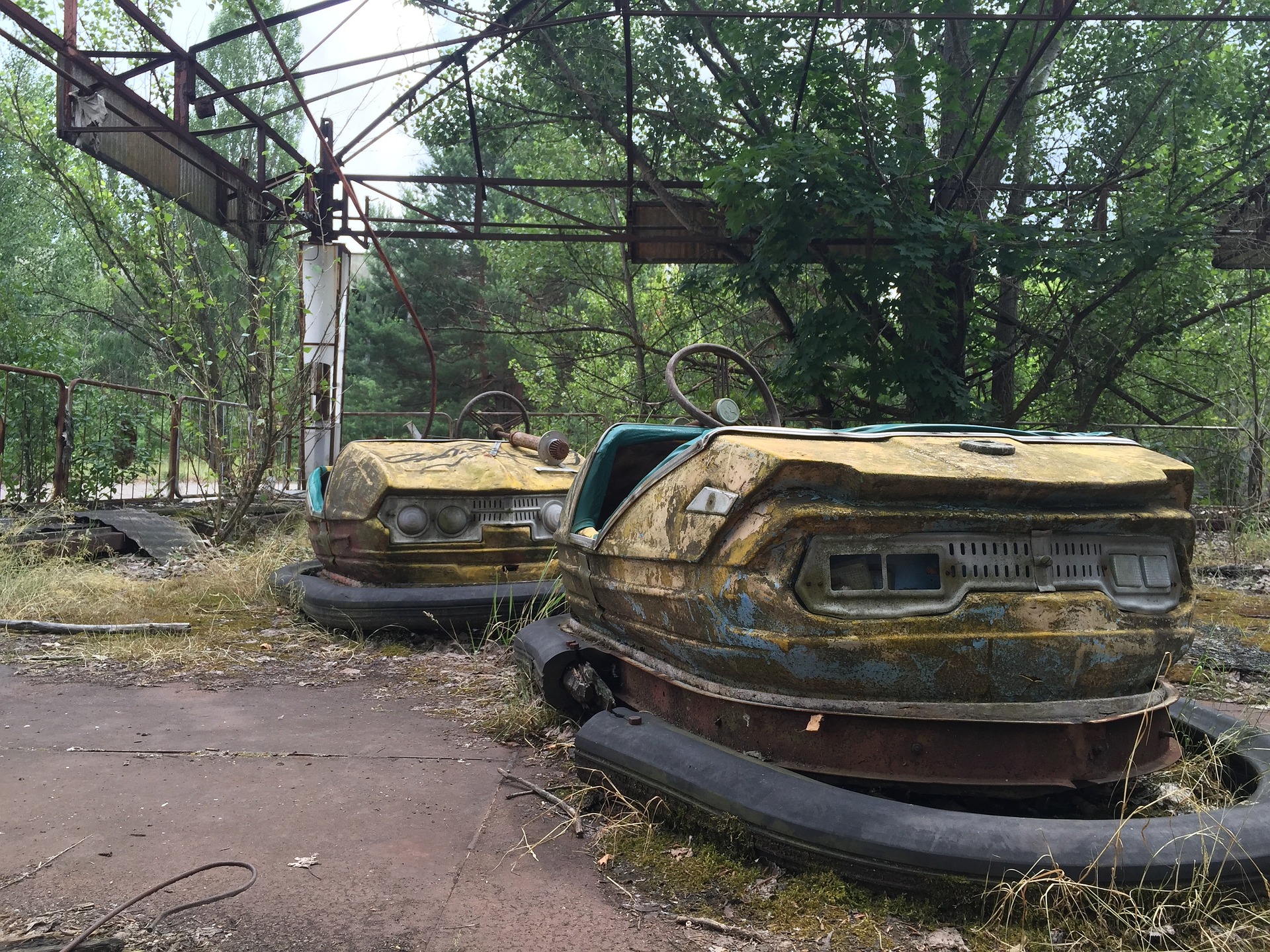 Autoscooter en el parque de atracciones abandonado de Prypiat, cerca de Chernobyl.