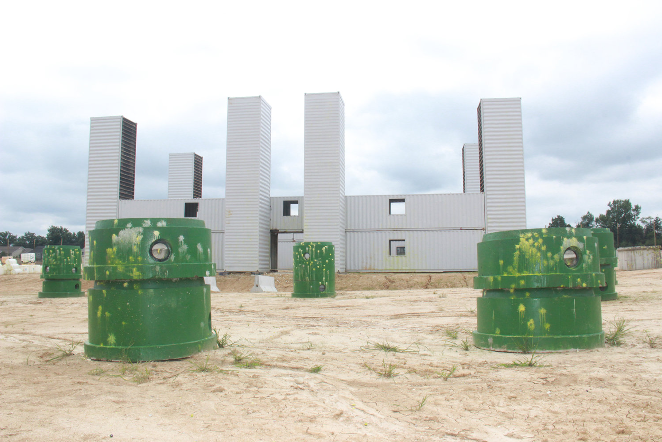 Castillo de Bowser en construcción modular de contenedores de acero en GG Sports Park, EE. UU., © Warren County Record