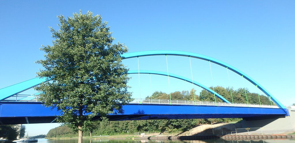 Verschub des Brückenneubaus parallel zur Bestandsbrücke (© grbv)