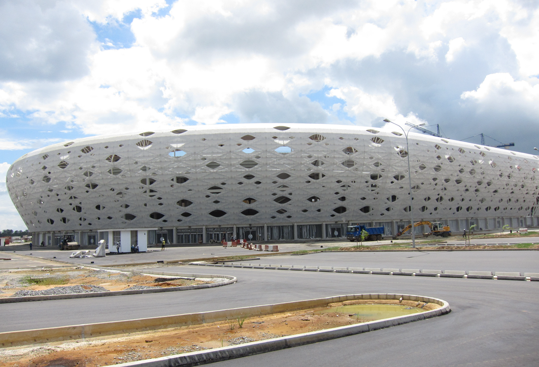 Außenansicht des Stadions während der Bauphase (© formTL)